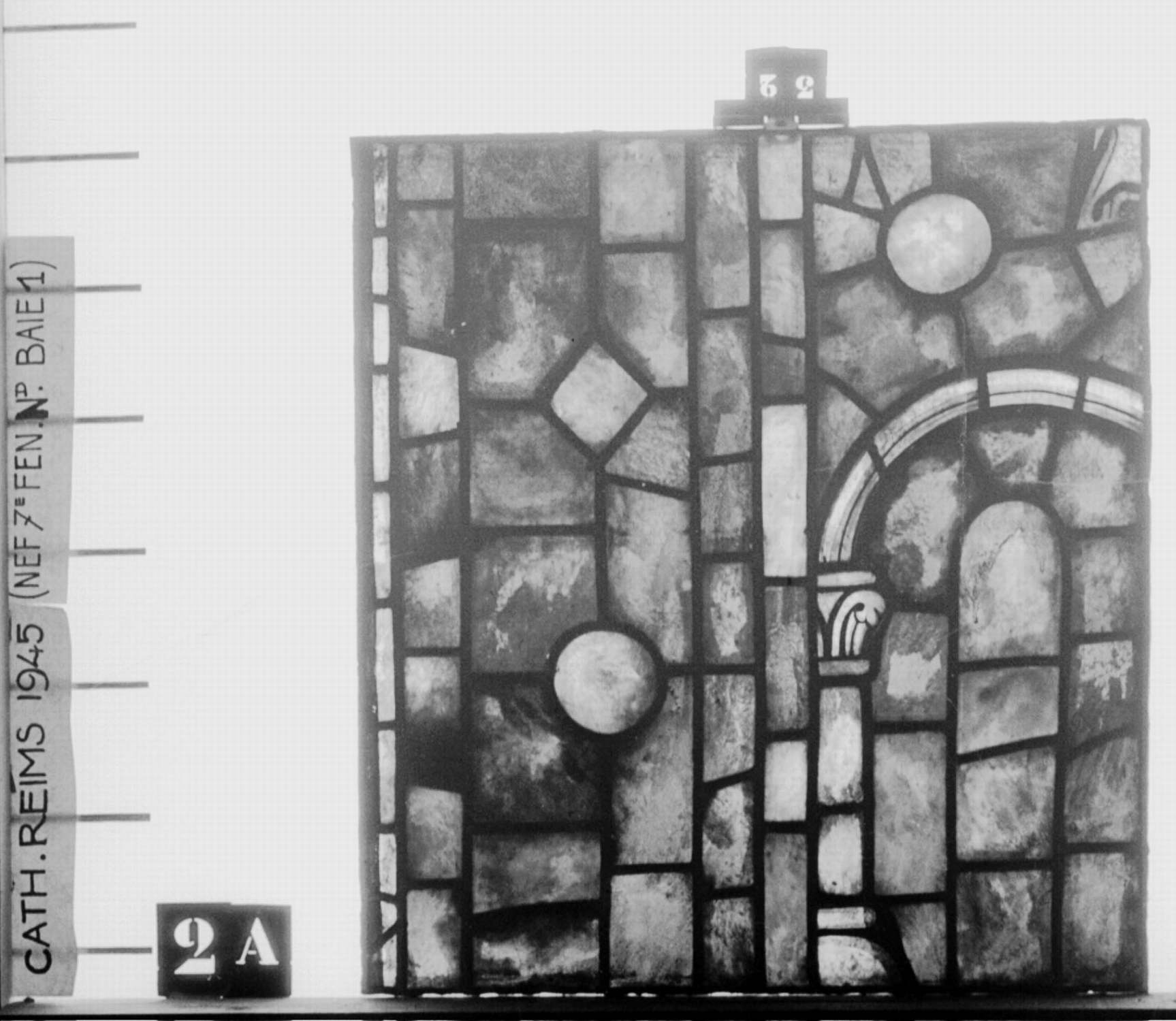 Baie I, 7ème fenêtre de la nef, panneau de vitrail 2A 32