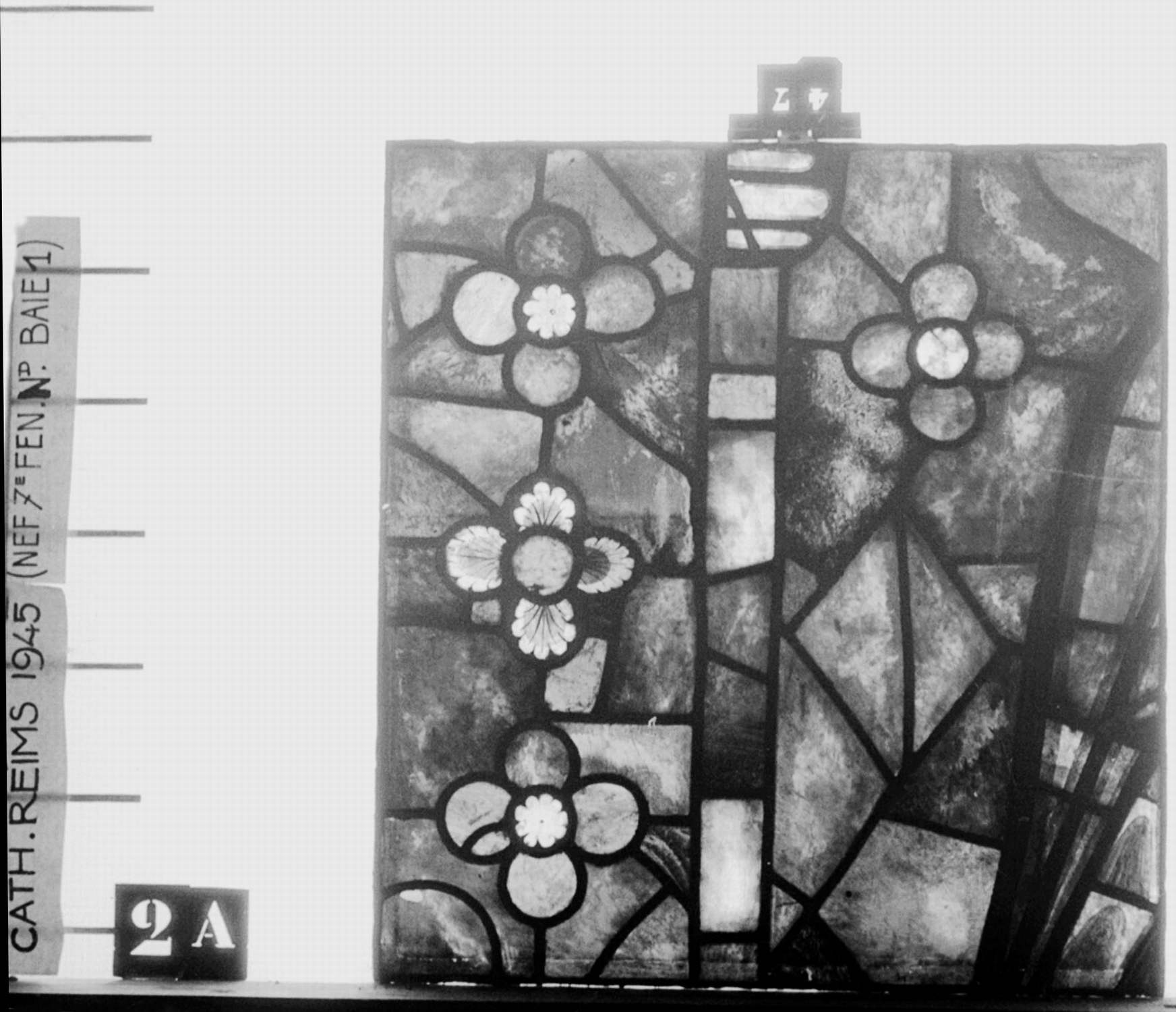 Baie I, 7ème fenêtre de la nef, panneau de vitrail 2A 47