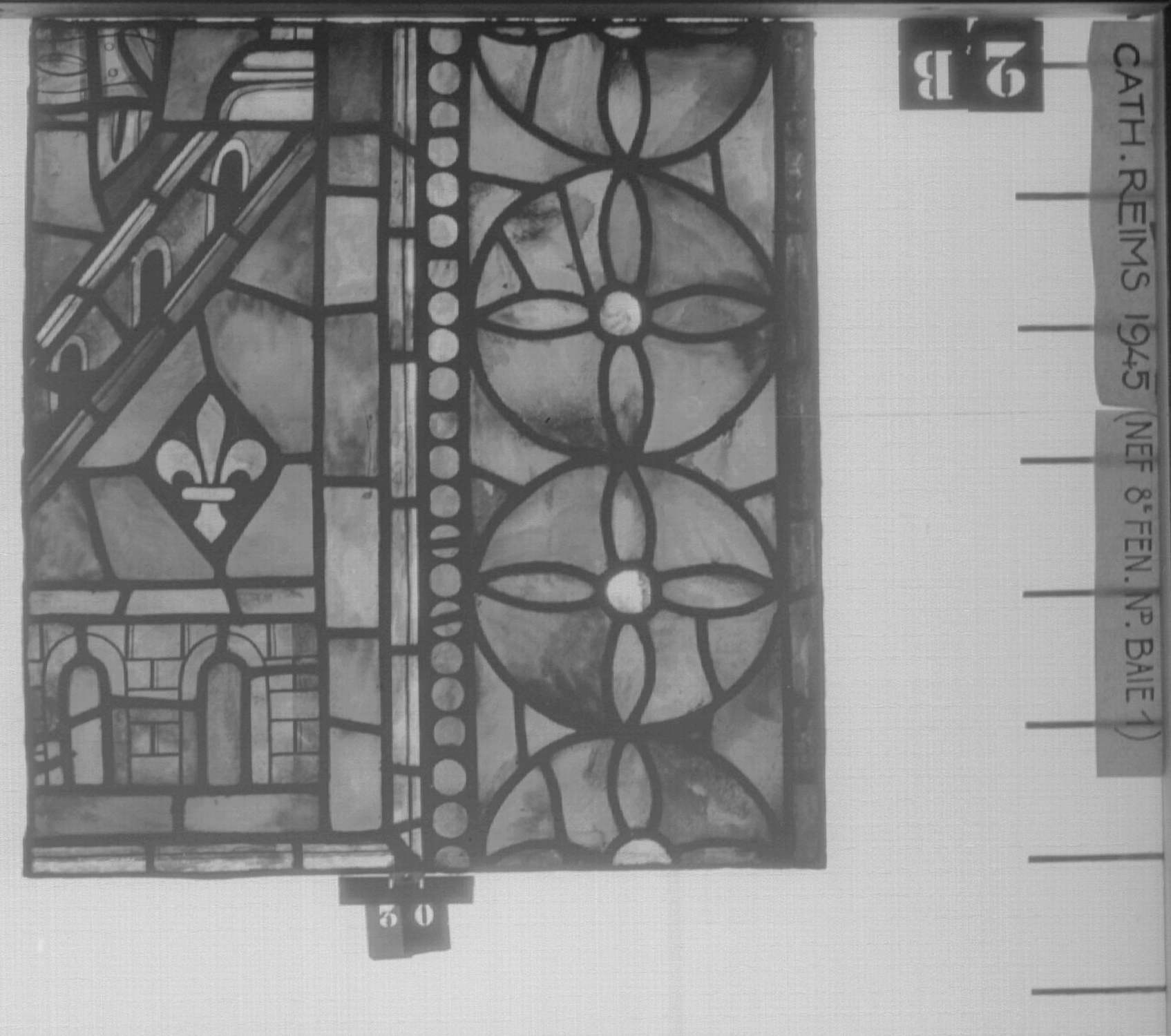 Baie I, 9ème fenêtre de la nef, panneau de vitrail 2B 30