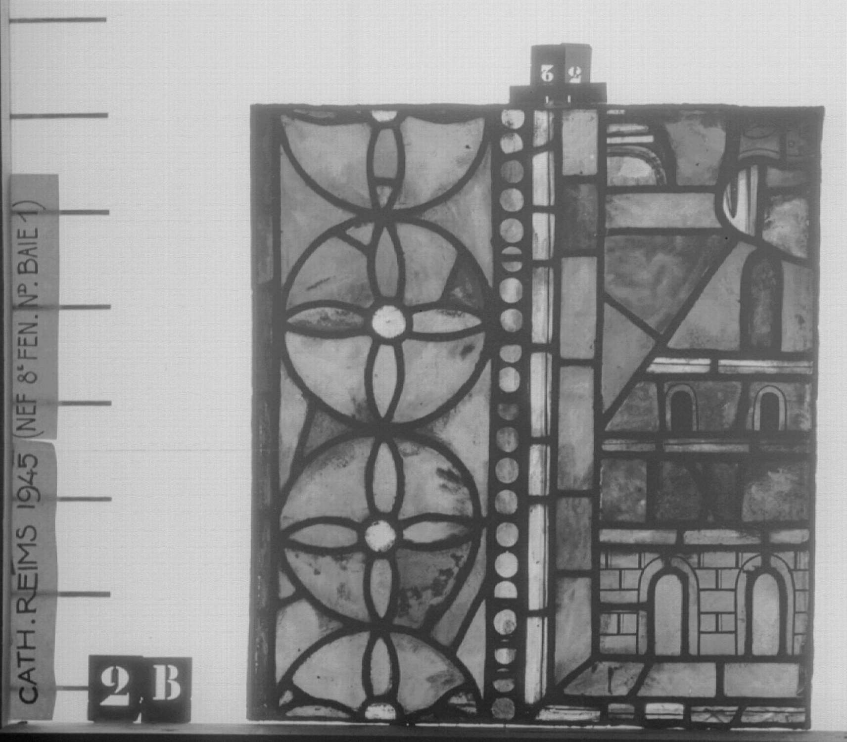 Baie I, 8ème fenêtre de la nef, panneau de vitrail 2B 32