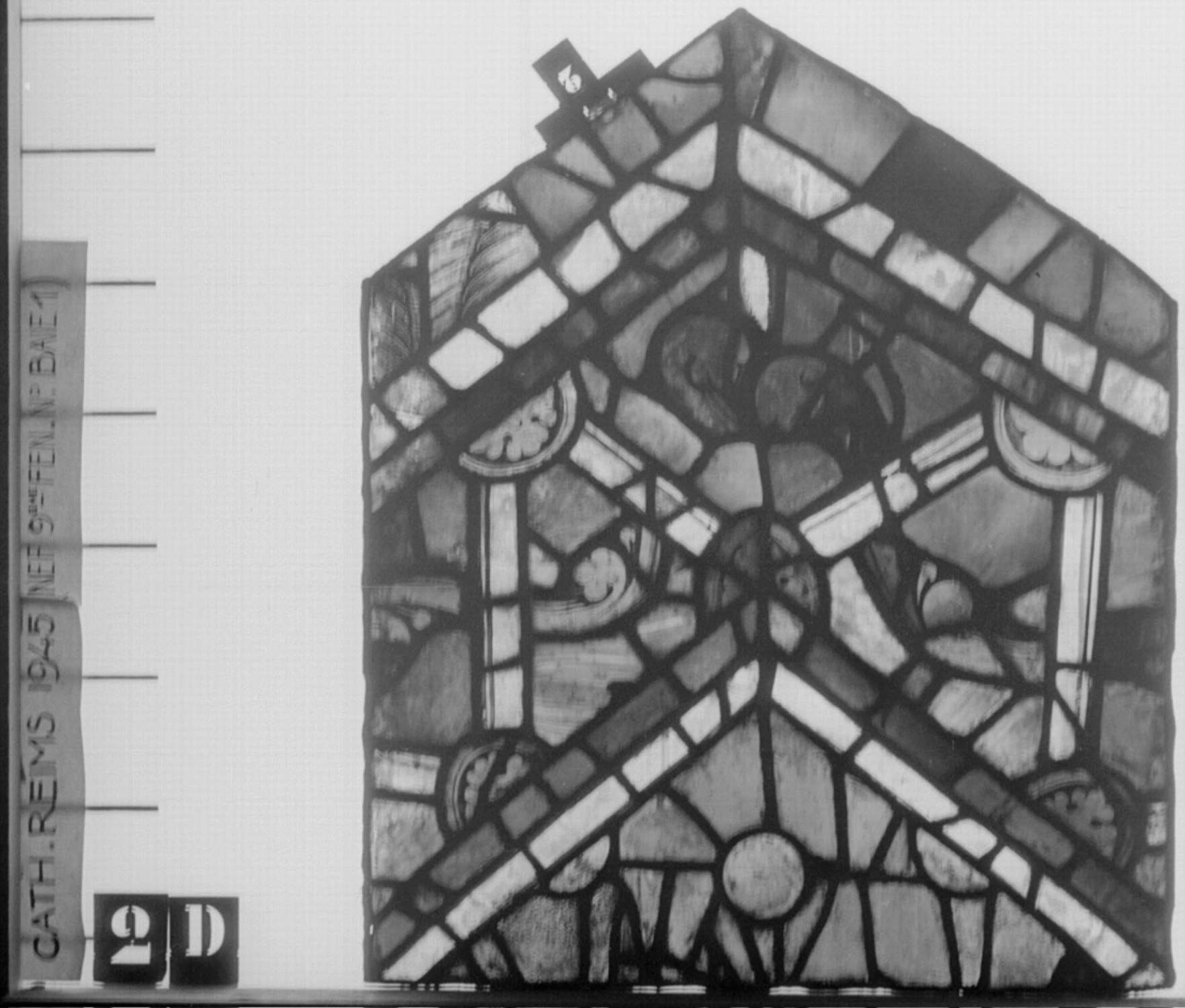 Baie 1, 9ème fenêtre de la nef, panneau de vitrail D2 2