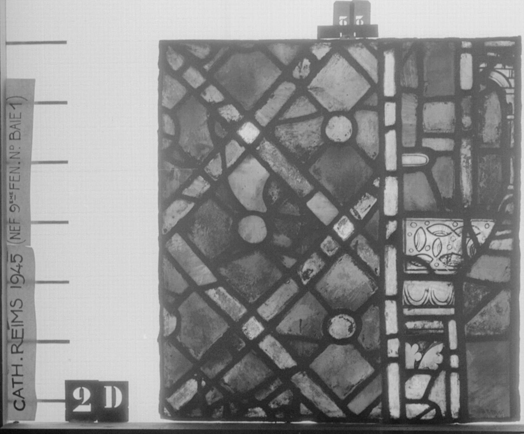 Baie 1, 9ème fenêtre de la nef, panneau de vitrail D2 22