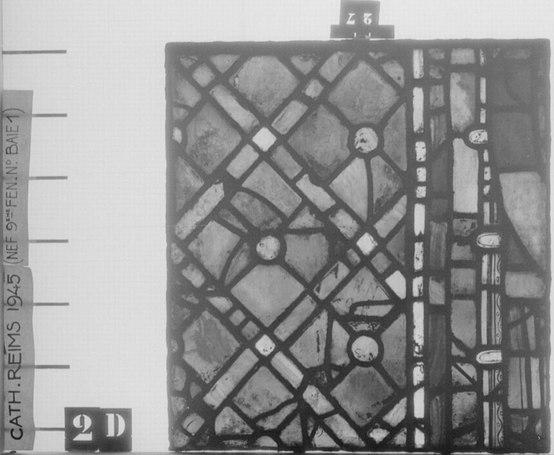 Baie 1, 9ème fenêtre de la nef, panneau de vitrail D2 27