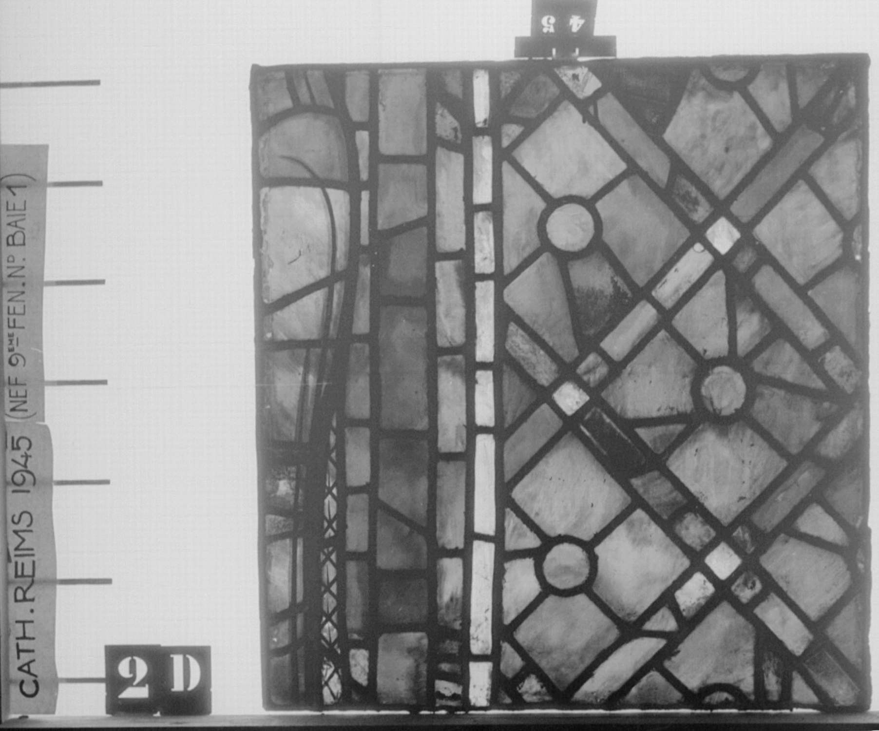 Baie 1, 9ème fenêtre de la nef, panneau de vitrail D2 45