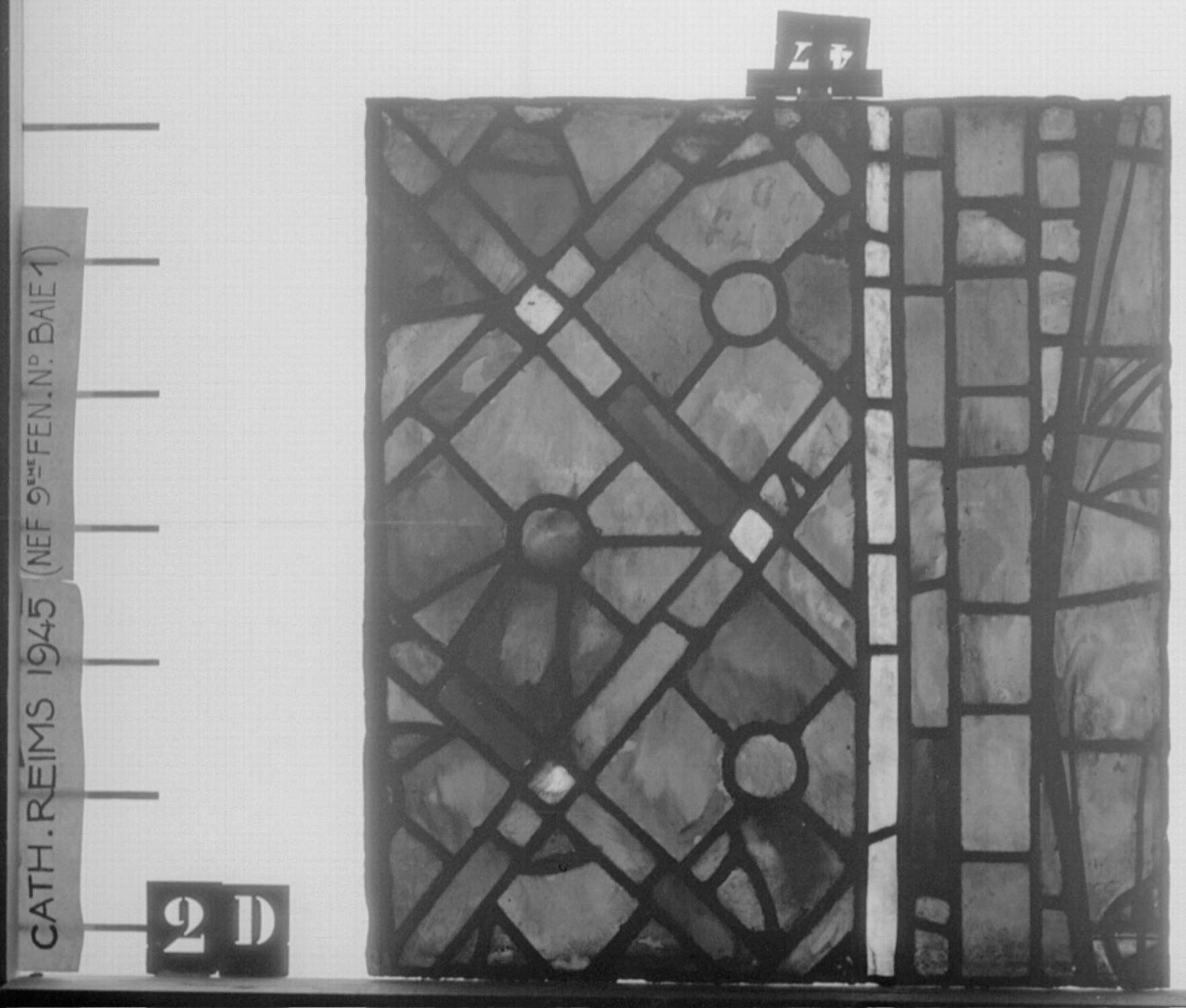 Baie 1, 9ème fenêtre de la nef, panneau de vitrail D2 47