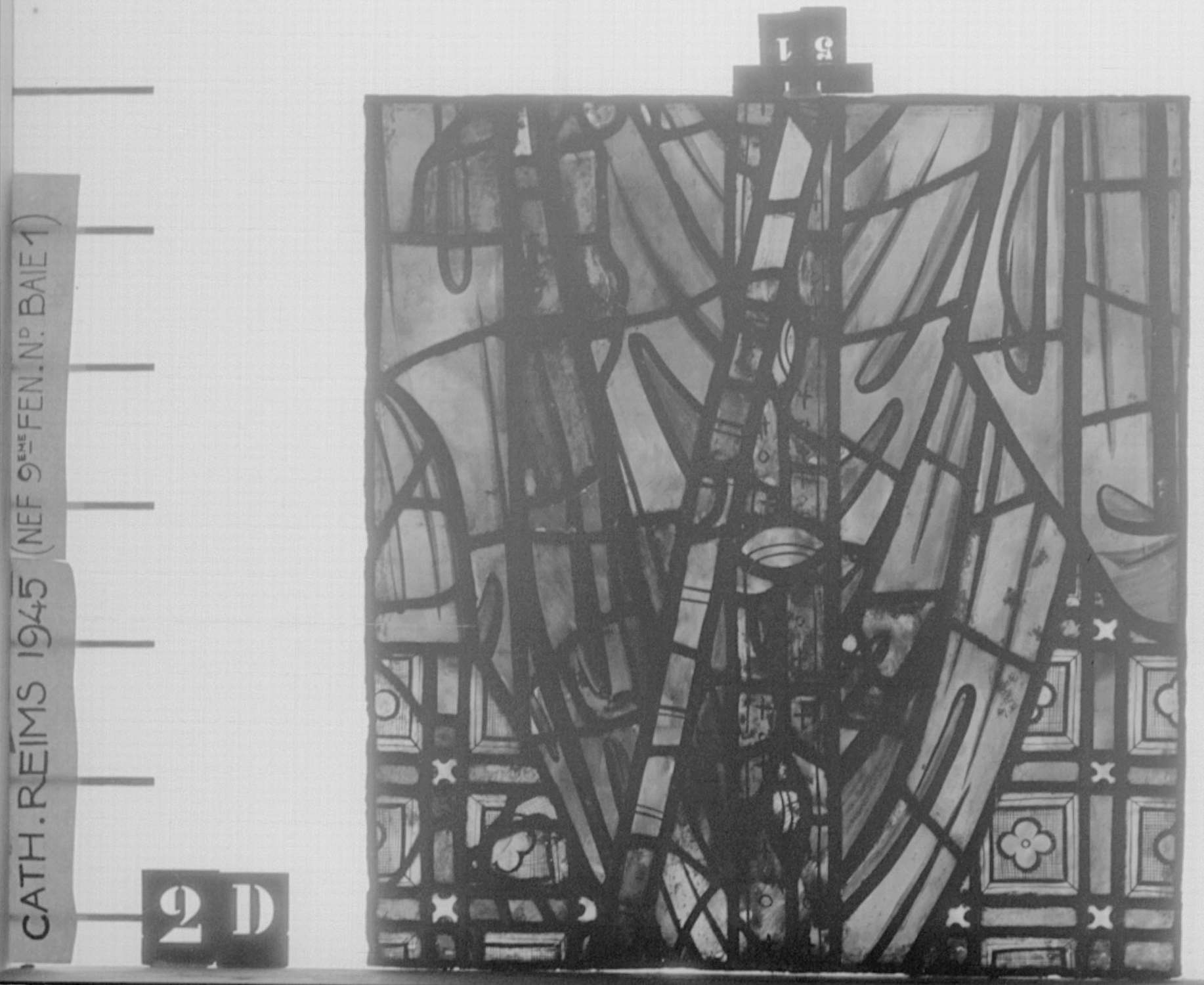 Baie 1, 9ème fenêtre de la nef, panneau de vitrail D2 51