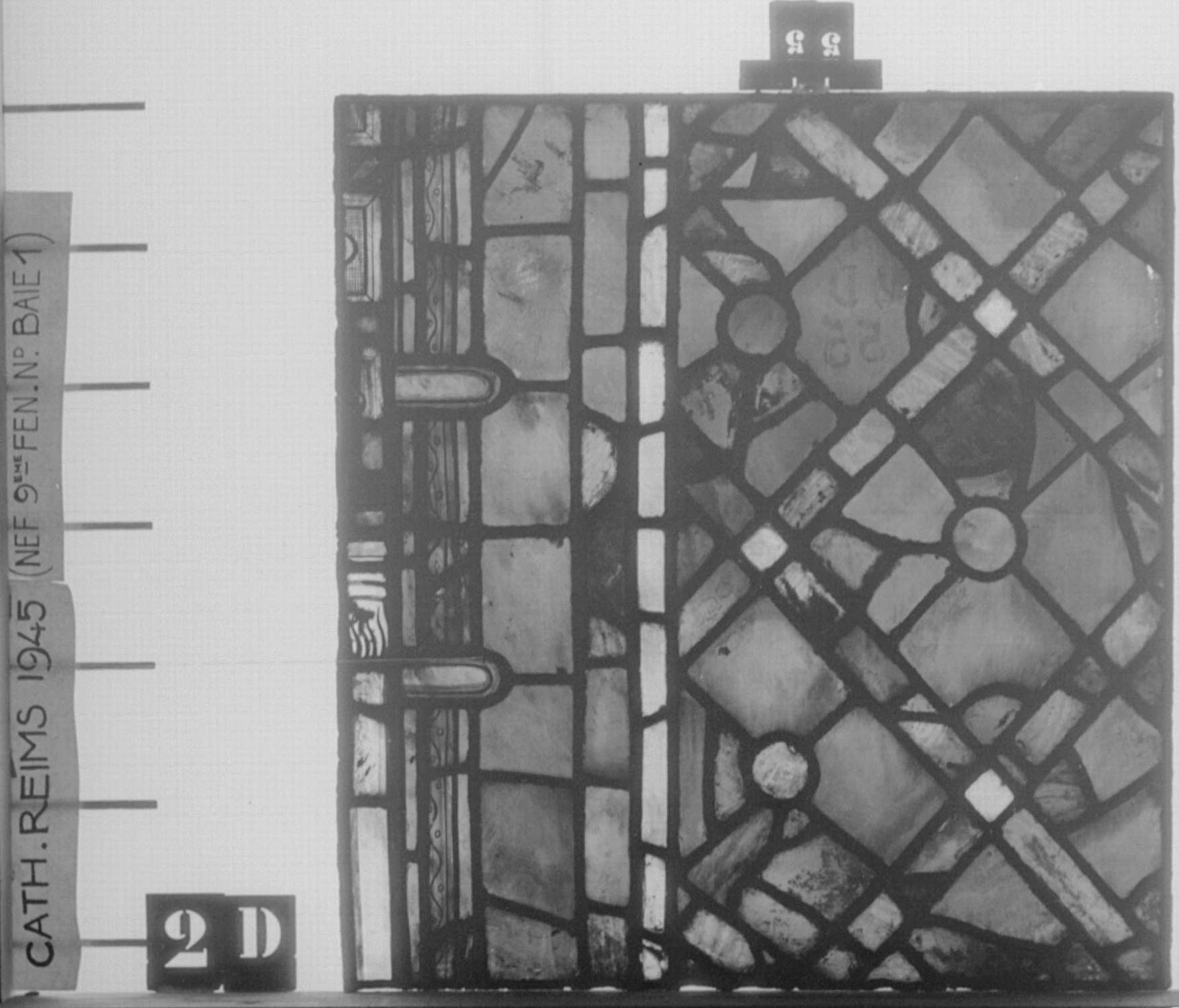 Baie 1, 9ème fenêtre de la nef, panneau de vitrail D2 55