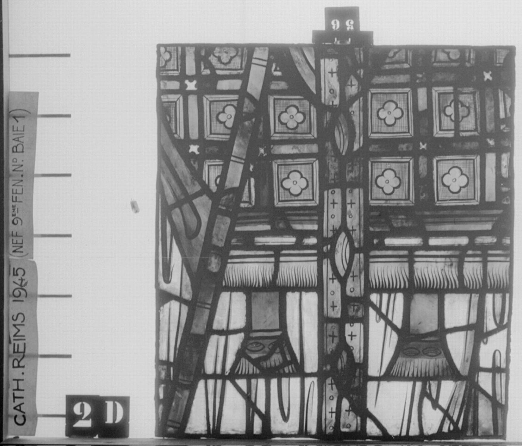 Baie 1, 9ème fenêtre de la nef, panneau de vitrail D2 56