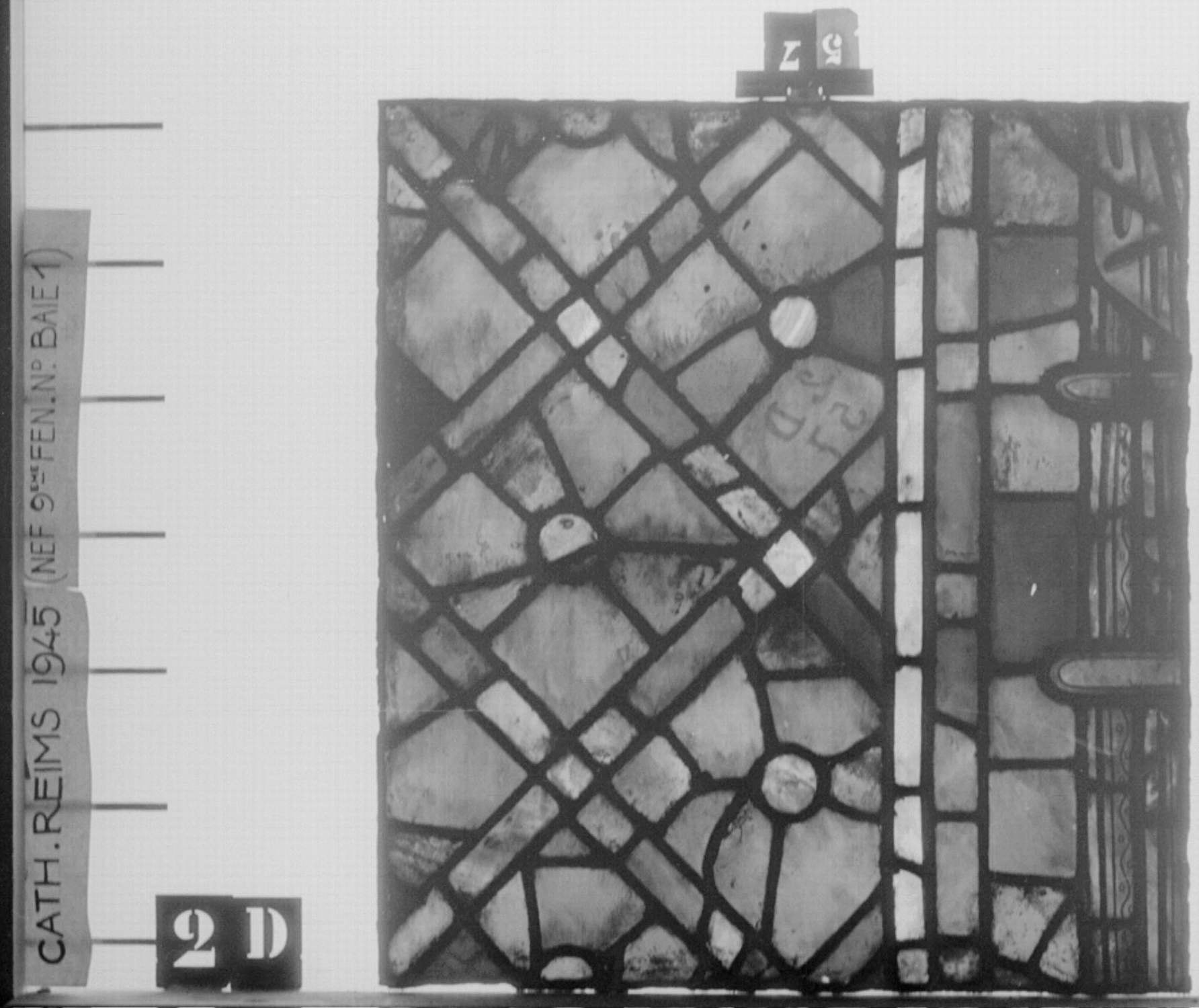 Baie 1, 9ème fenêtre de la nef, panneau de vitrail D2 57