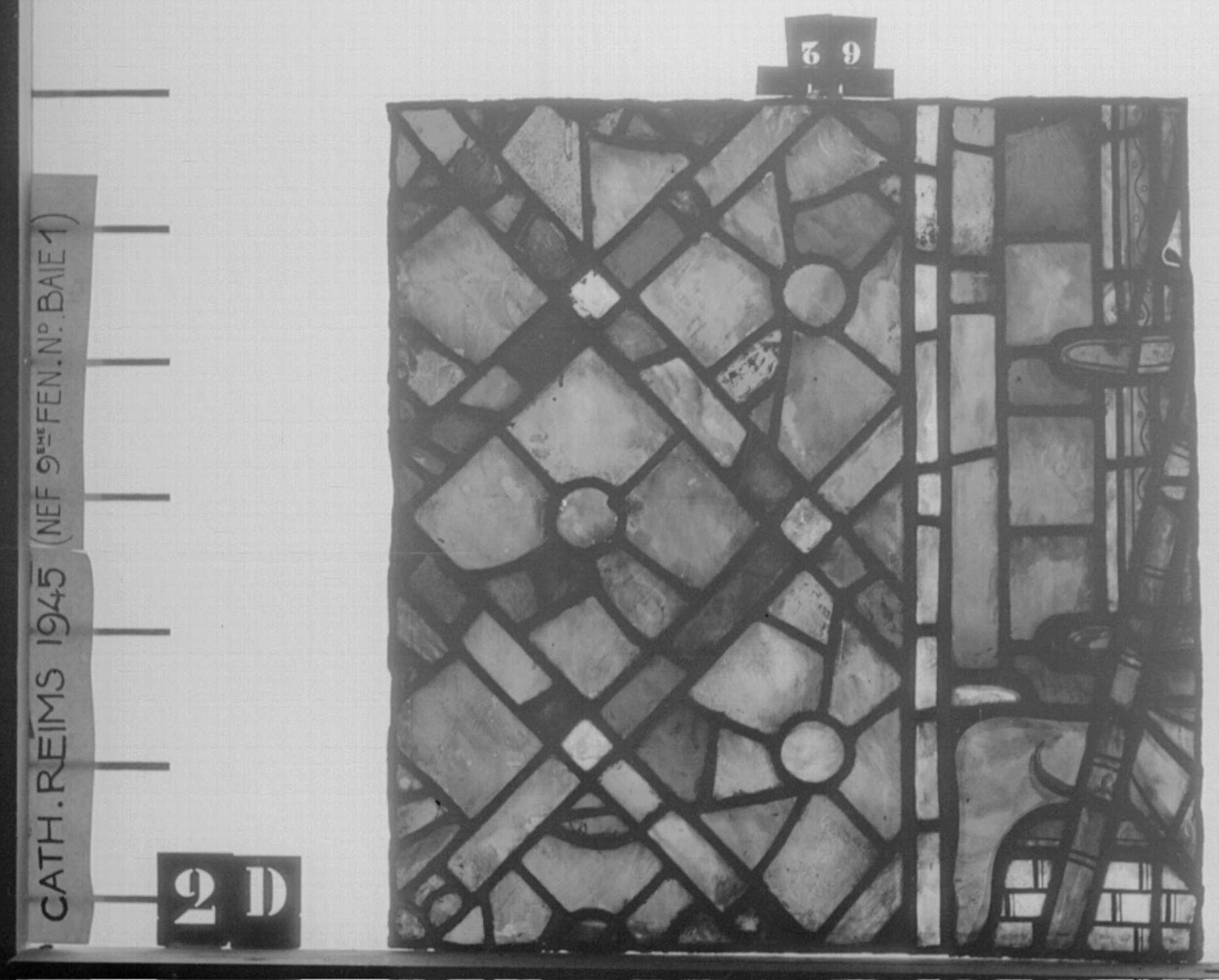 Baie 1, 9ème fenêtre de la nef, panneau de vitrail D2 62