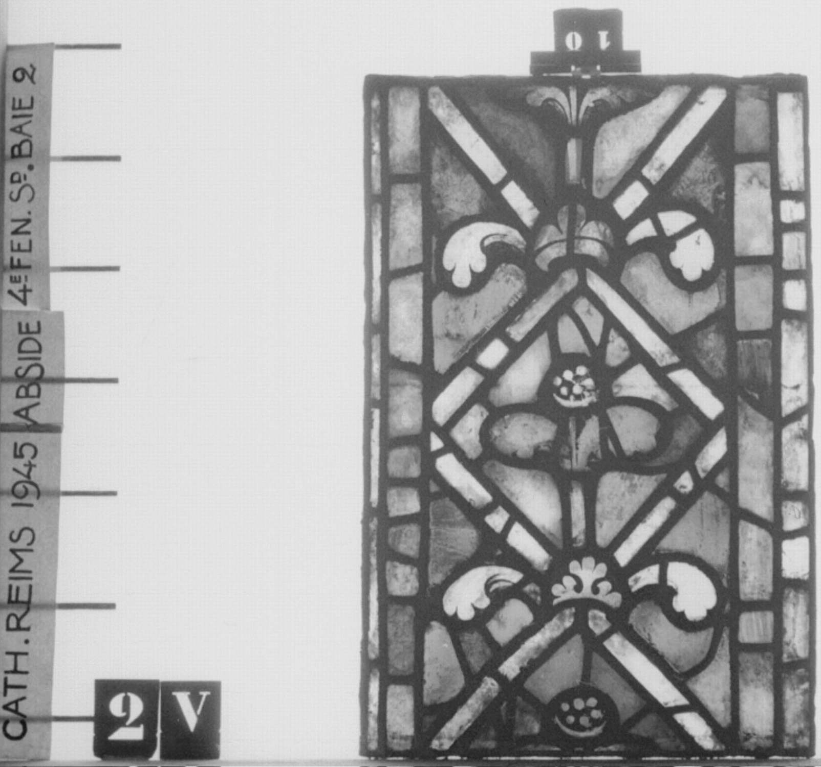Baie 2 V, panneau de vitrail 10