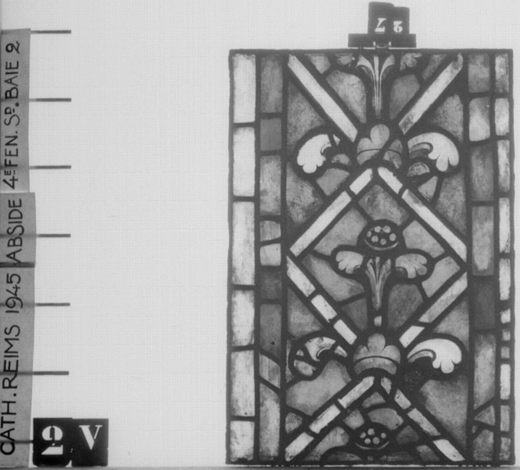 Baie 2 V, panneau de vitrail 27