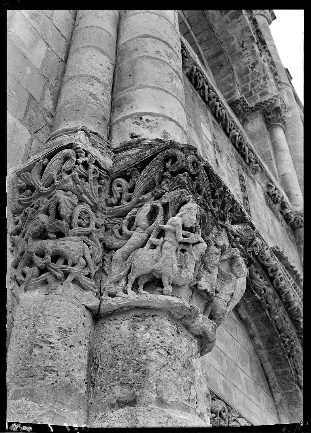 Façade ouest : chapiteaux des colonnes contreforts, côté nord