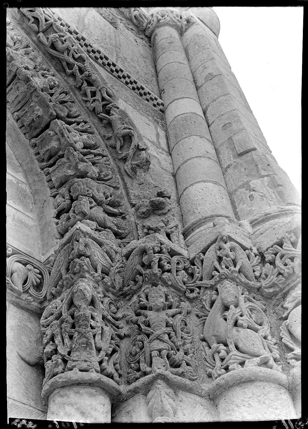 Façade ouest : chapiteaux des colonnes contreforts, arcade, côté sud