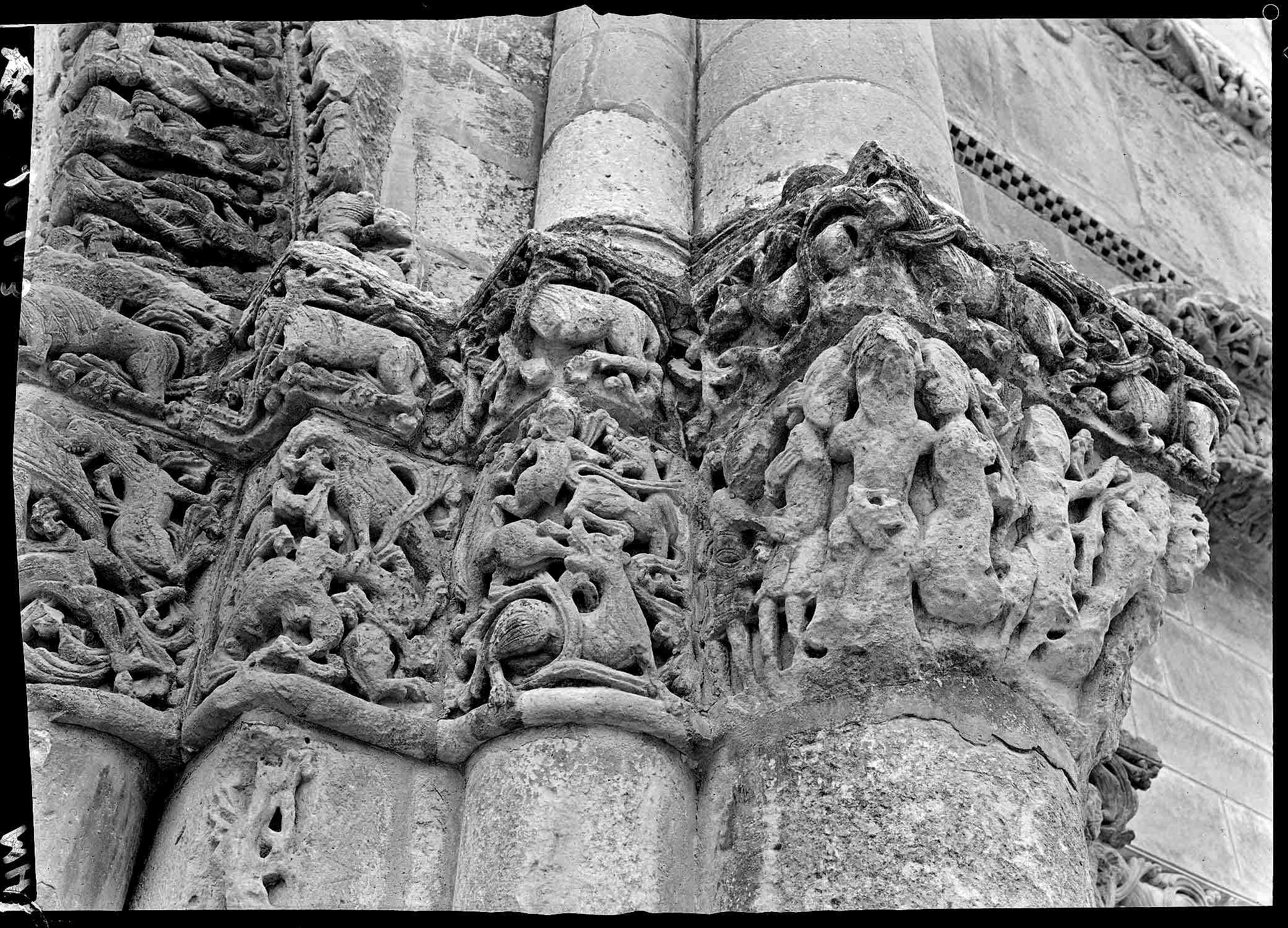 Façade ouest : chapiteaux des colonnes contreforts entre portail central et arcade côté sud