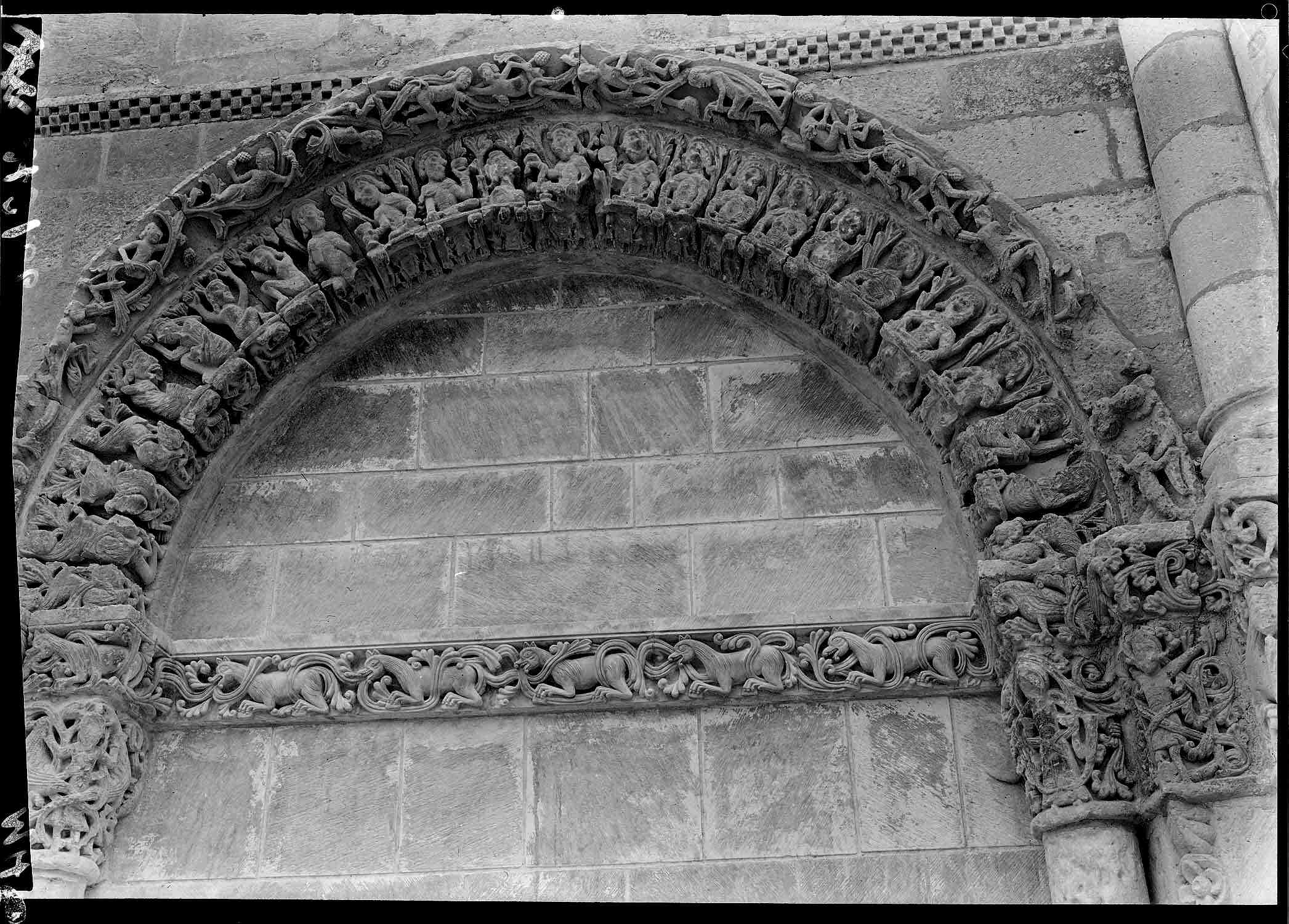 Façade ouest : arcade côté sud, archivolte, la Cène