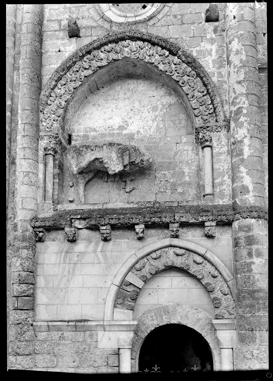 Façade ouest : grande arcade de l'étage 1, côté nord