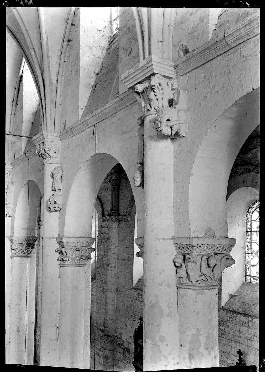 Intérieur, arcades sud de la nef