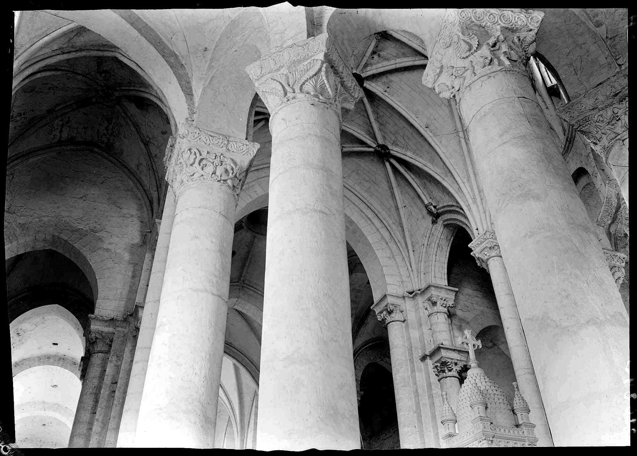 Intérieur, chœur : colonnes de l'hémicycle, côté déambulatoire sud-est