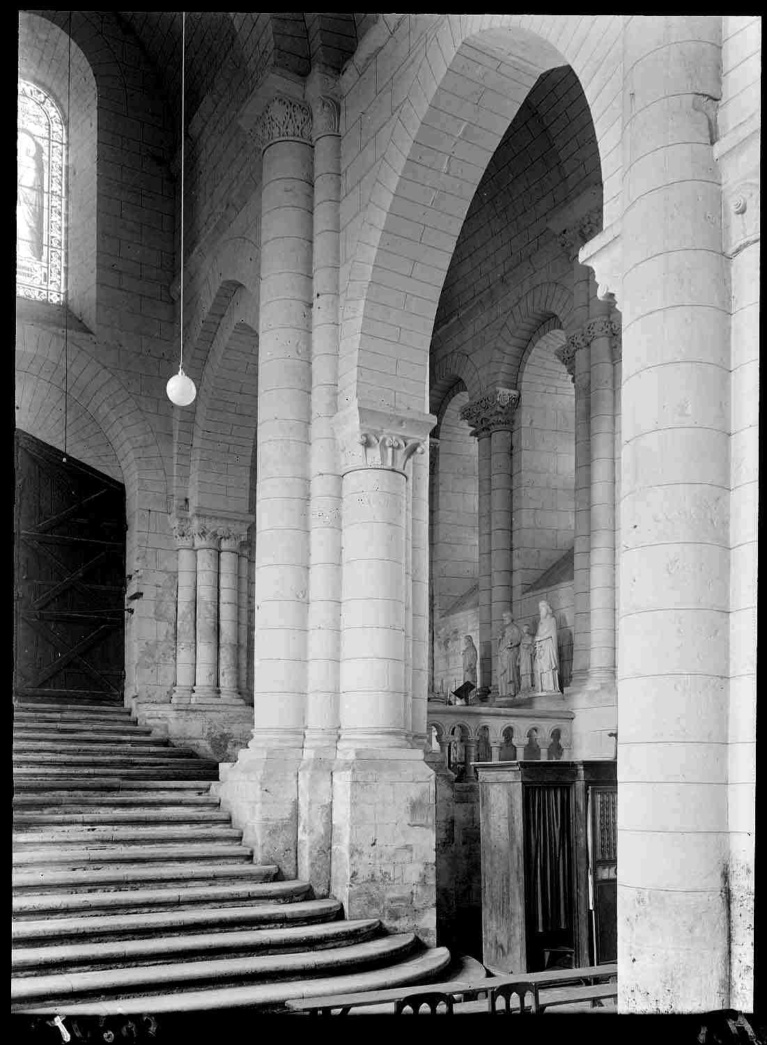 Intérieur, revers de façade derrière les grandes arcades nord de la nef