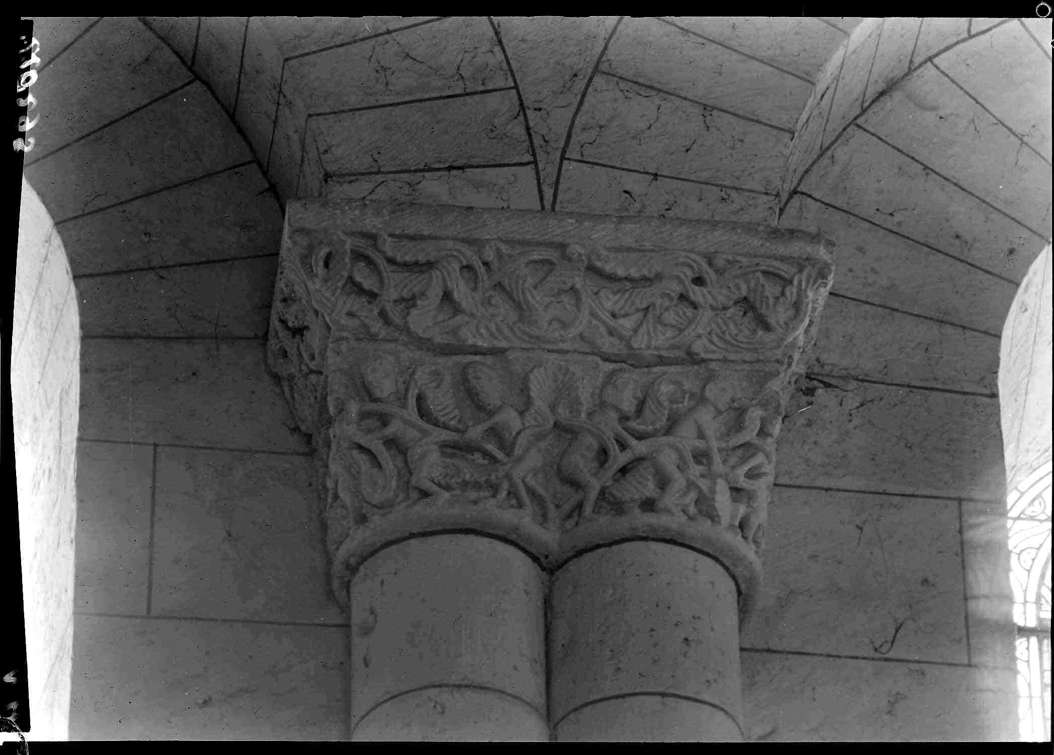 Intérieur, collatéral : chapiteaux de colonnes jumelées entre fenêtres