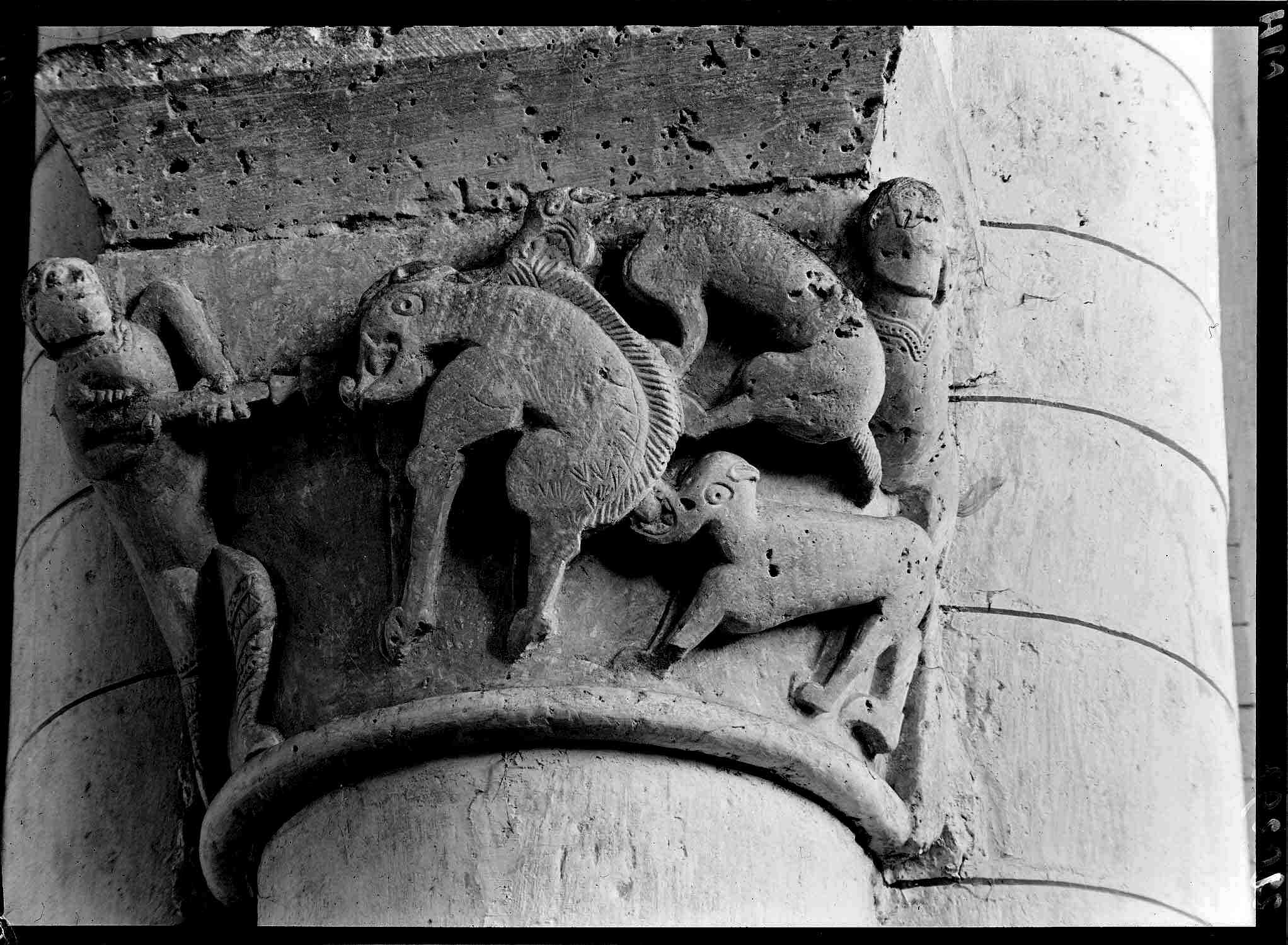 Intérieur, nef : chapiteau d'une grande arcade