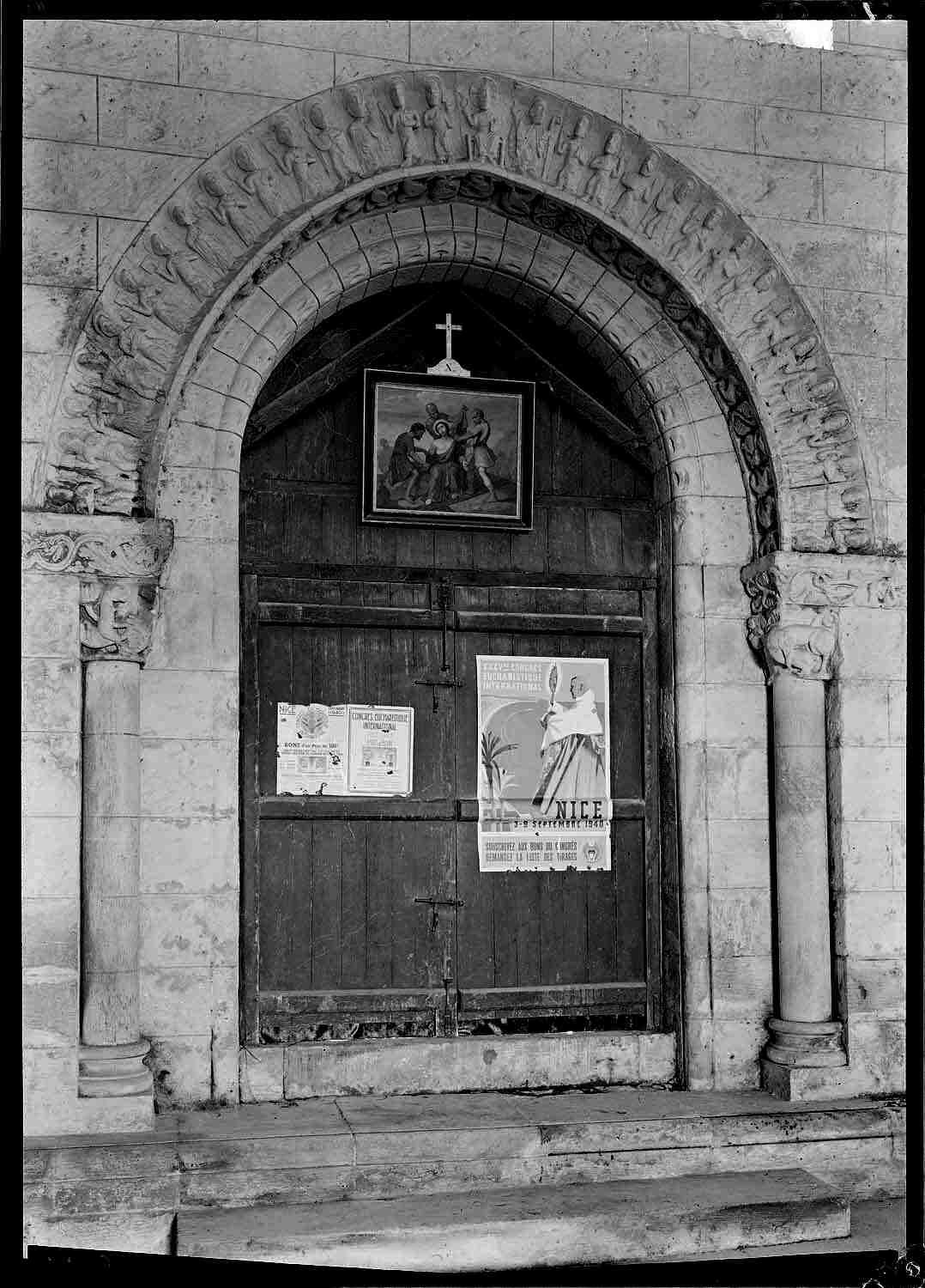 Intérieur, encadrement de la porte latérale sud