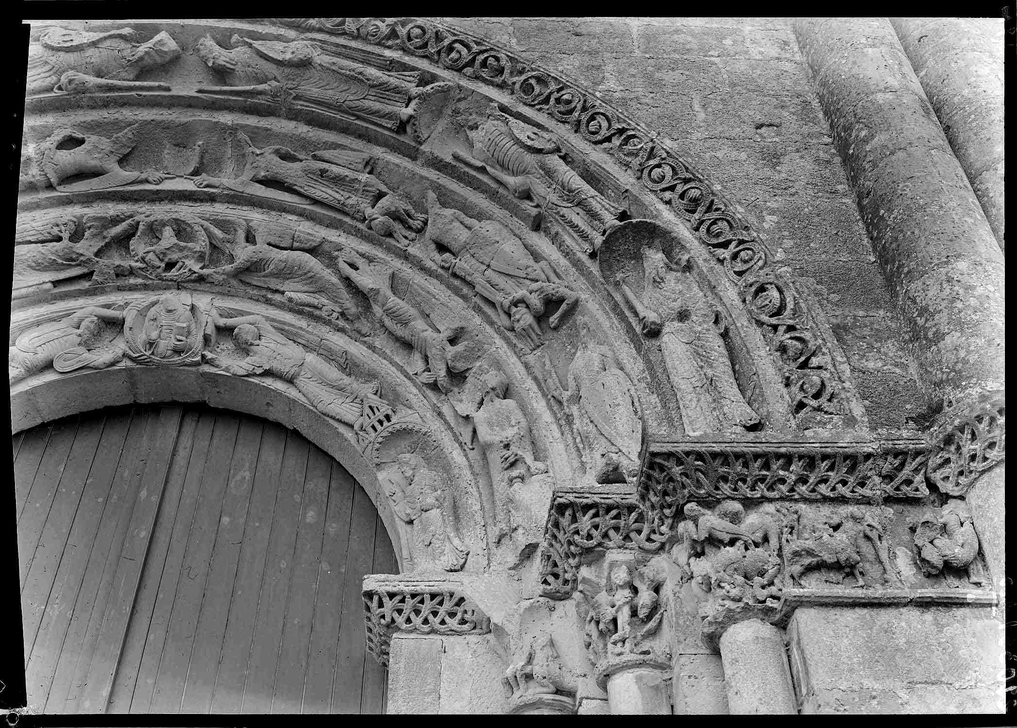 Extérieur, façade ouest chapiteaux et archivoltes du portail central à gauche