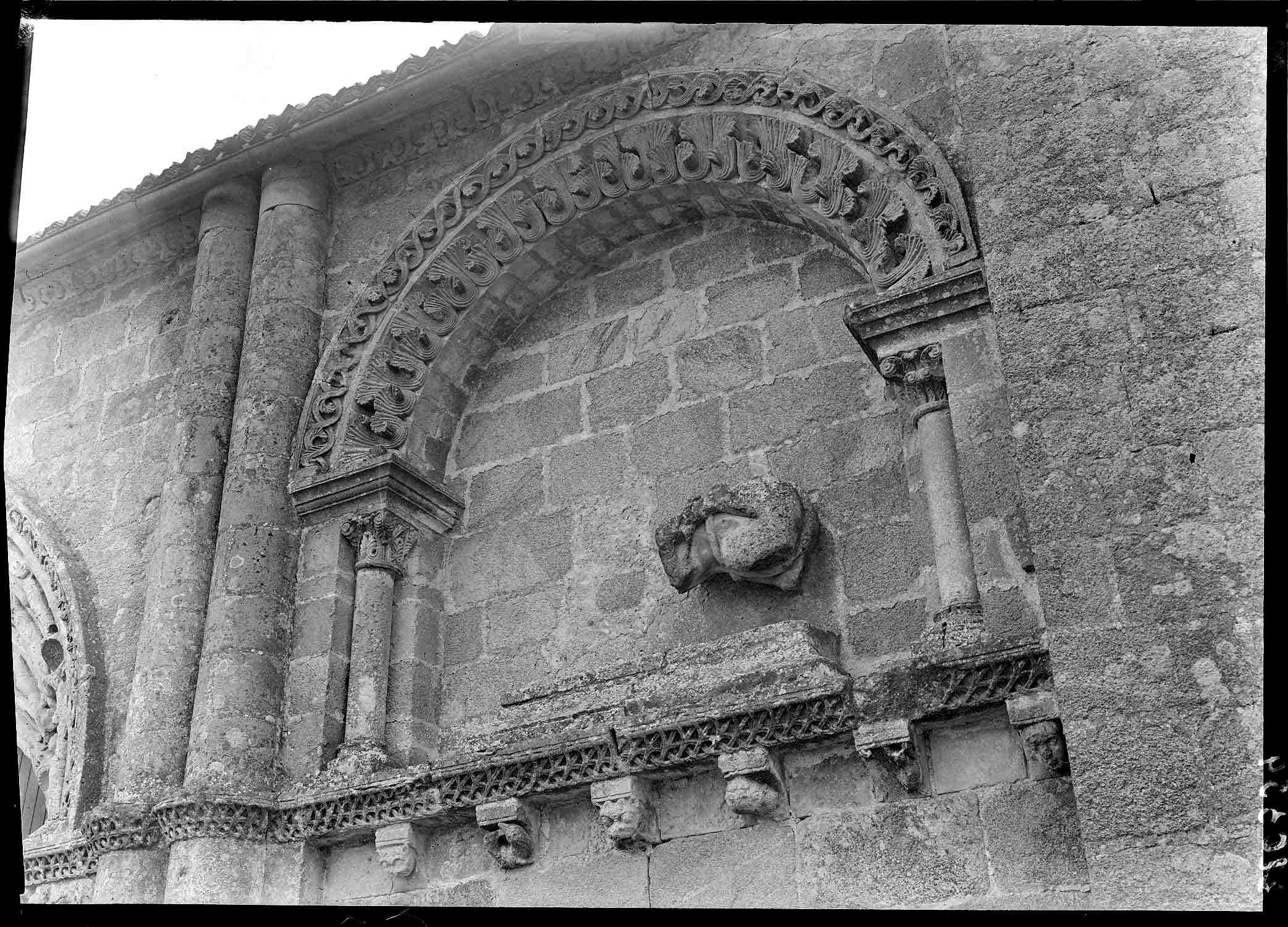 Extérieur, façade ouest : arcature latérale sud