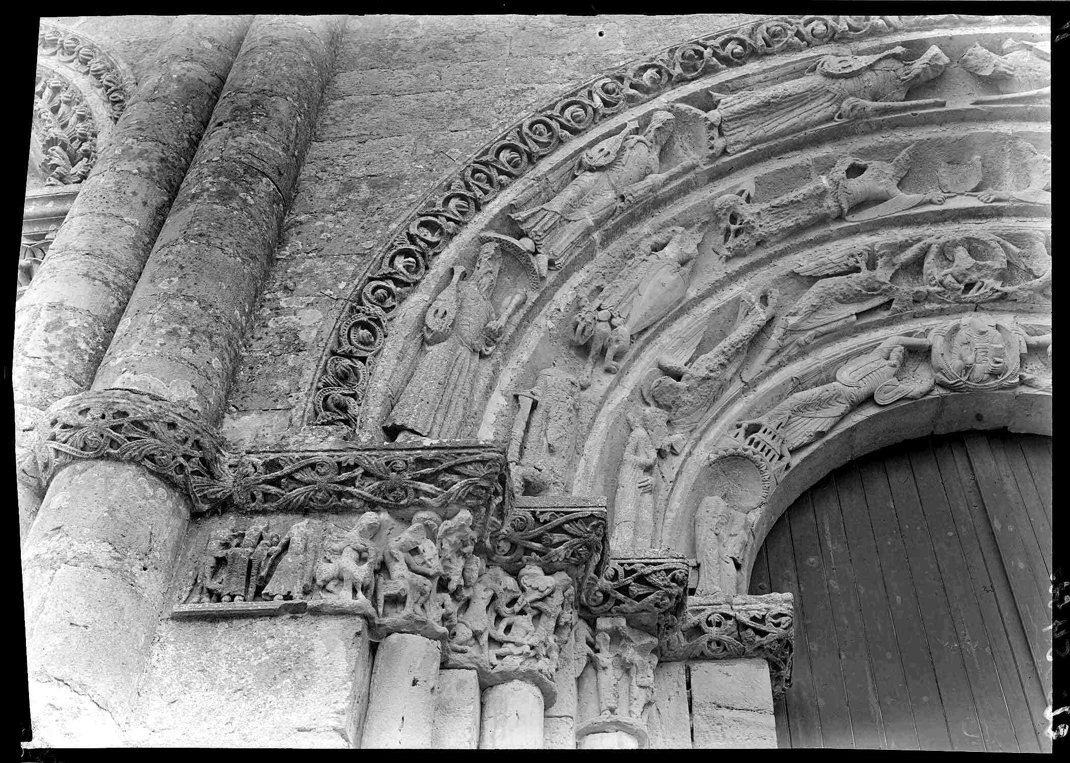 Extérieur, façade ouest : portail central, chapiteaux et archivoltes à droite