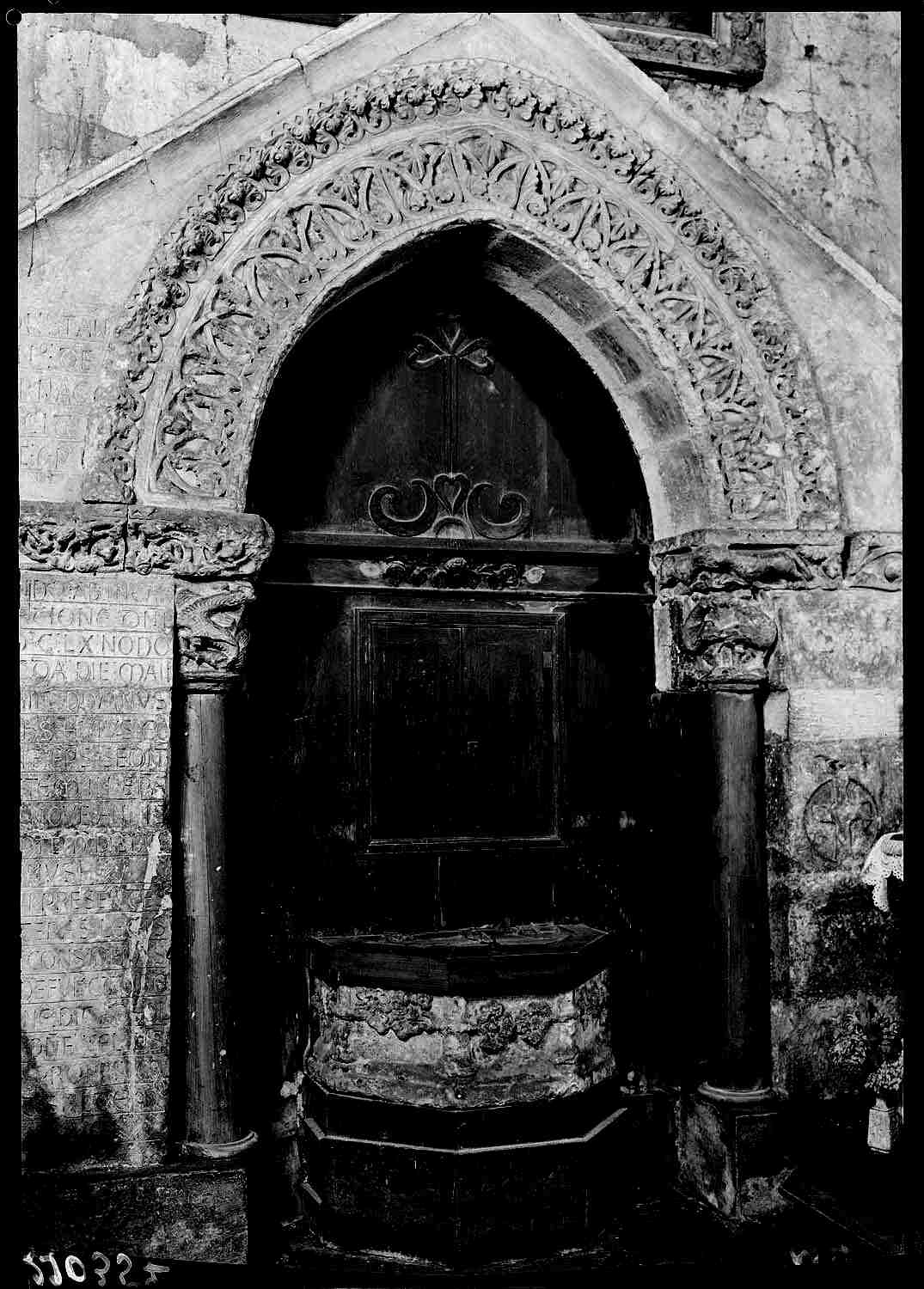 Intérieur, arc du tombeau de Jean d'Asside évêque de Périgueux