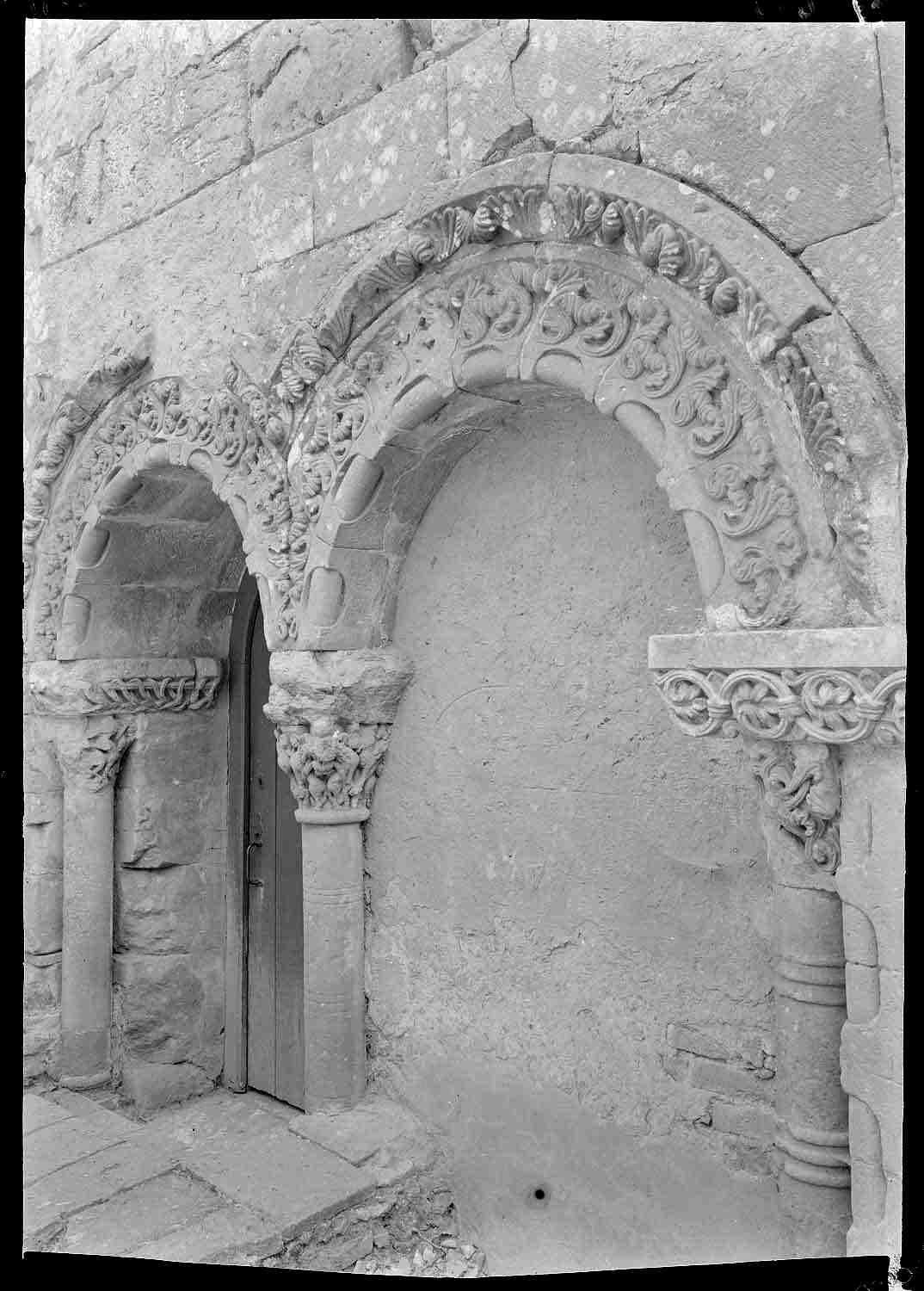 Cloître : arcade et chapiteaux