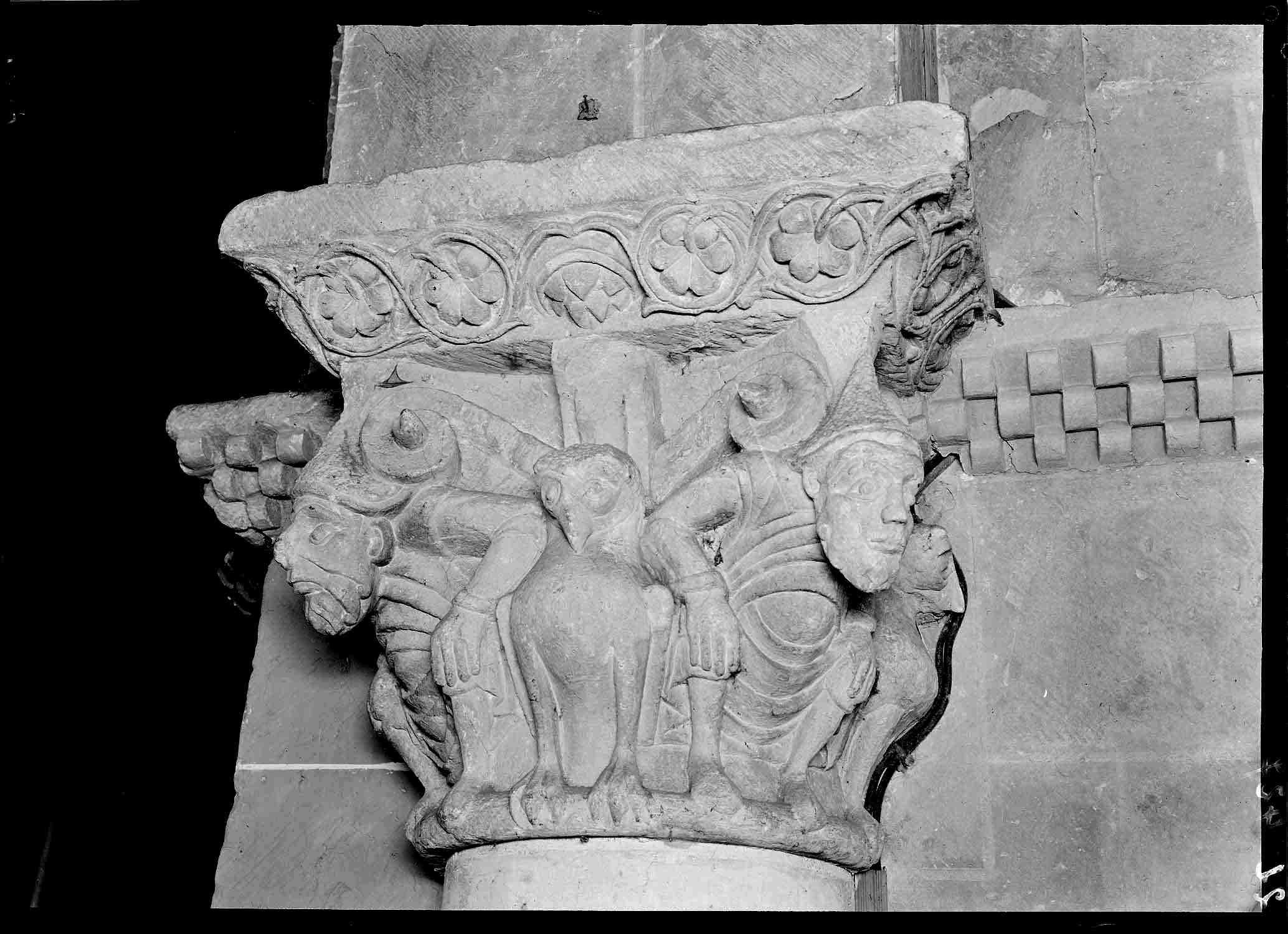 Intérieur, chapiteau de pile entre le choeur et la chapelle latérale nord