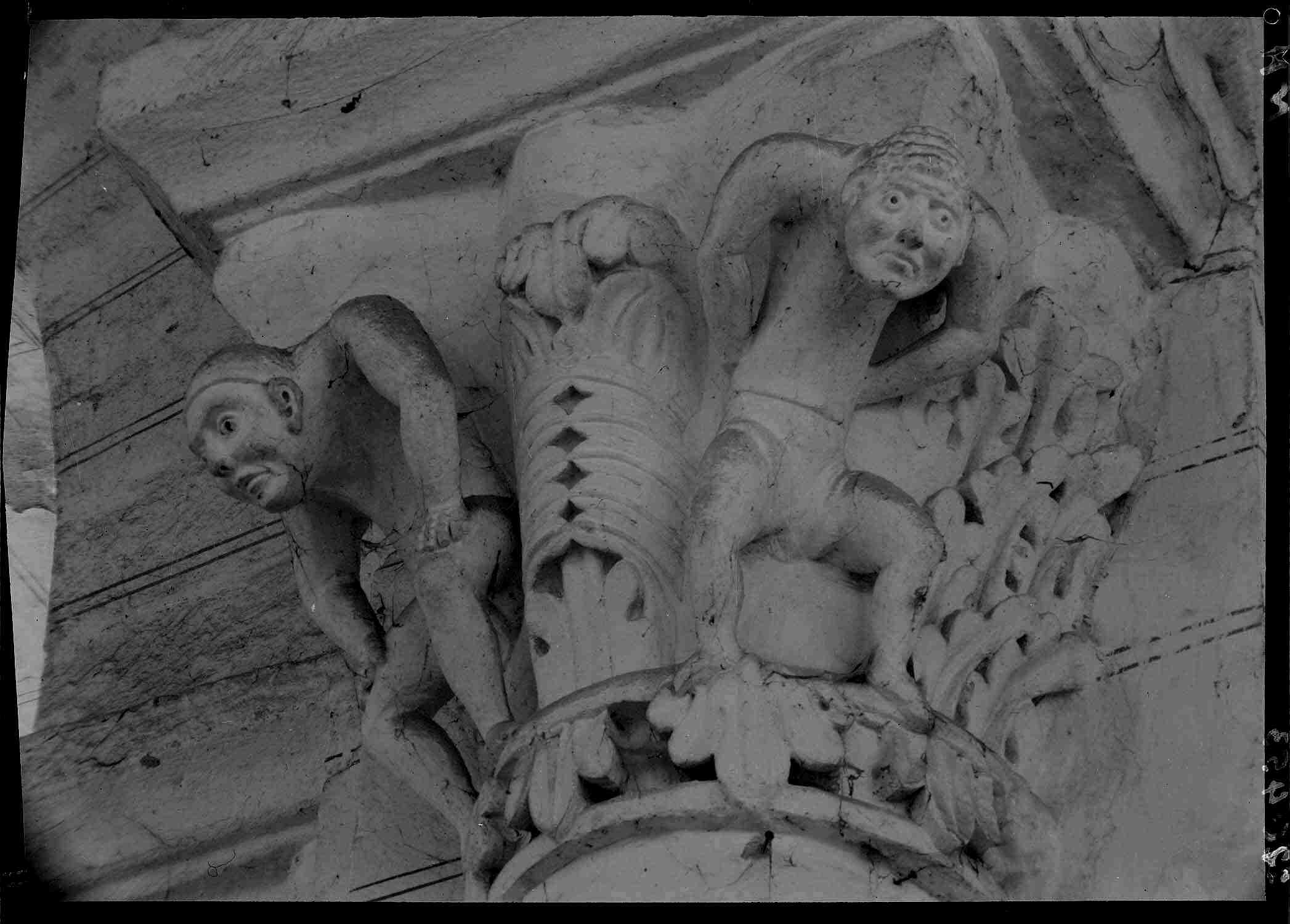 Intérieur, pile sud-ouest de la croisée : chapiteau de l'arc de la nef