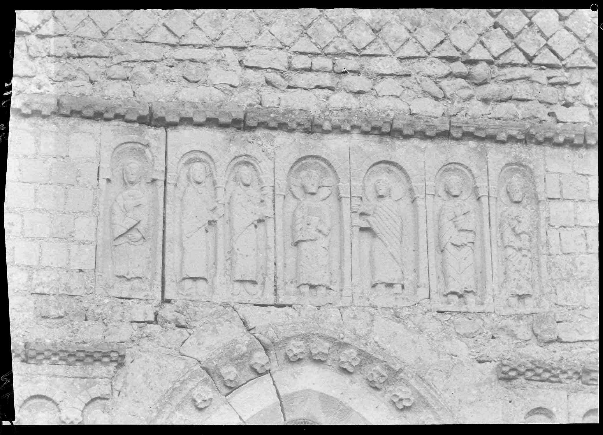 Façade ouest, relief encastré du pignon côté sud : le Christ entre les apôtres