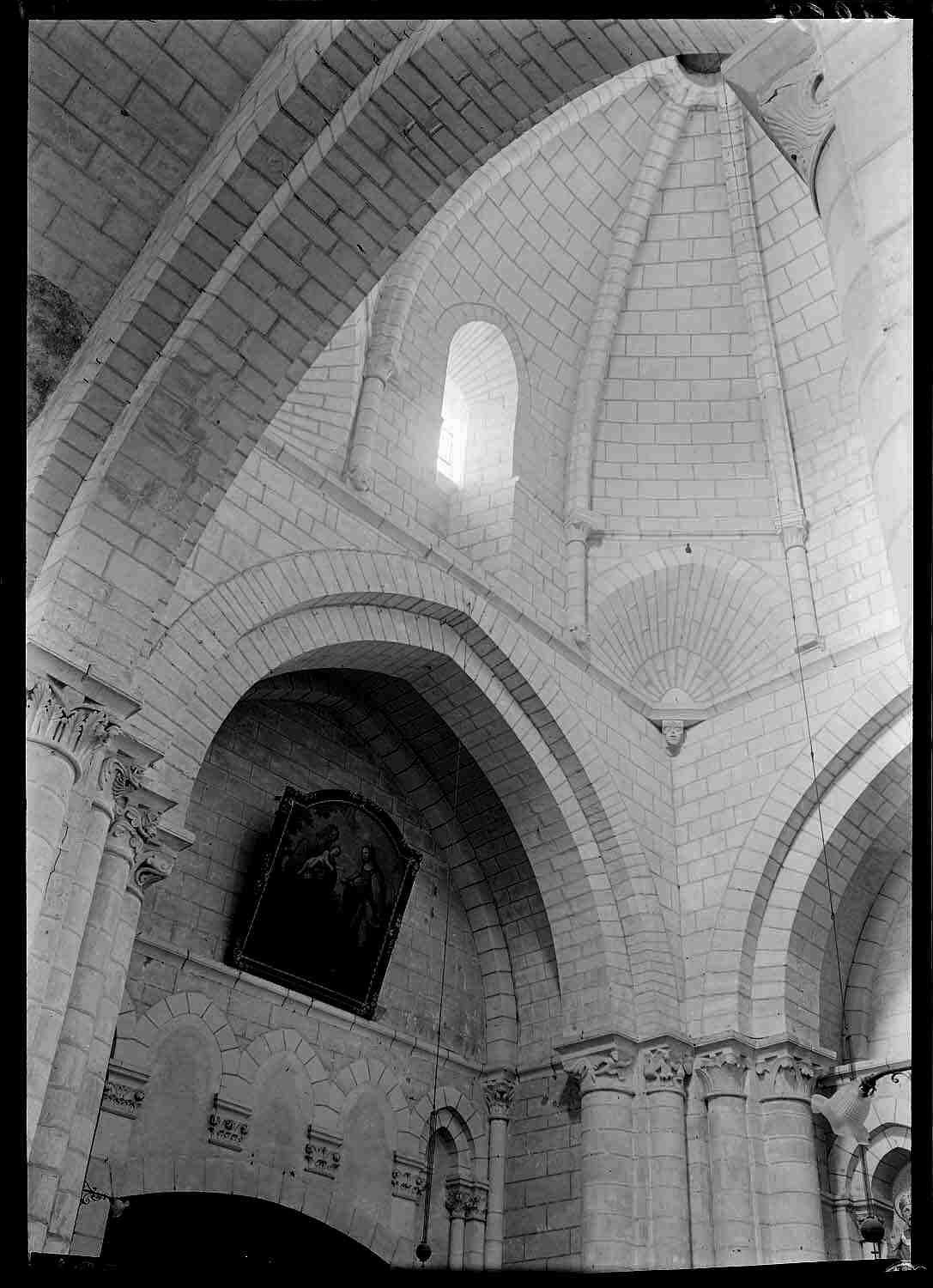 Intérieur, voûtes des tours pyramides recouvrant les travées de la nef