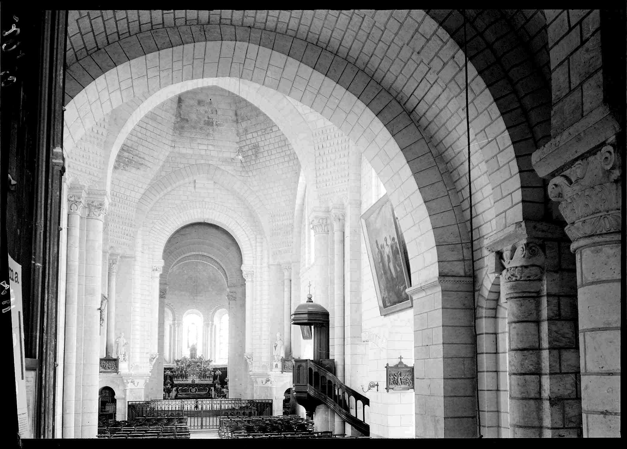 Intérieur, choeuret nef côté sud, vus de la tribune d'entrée