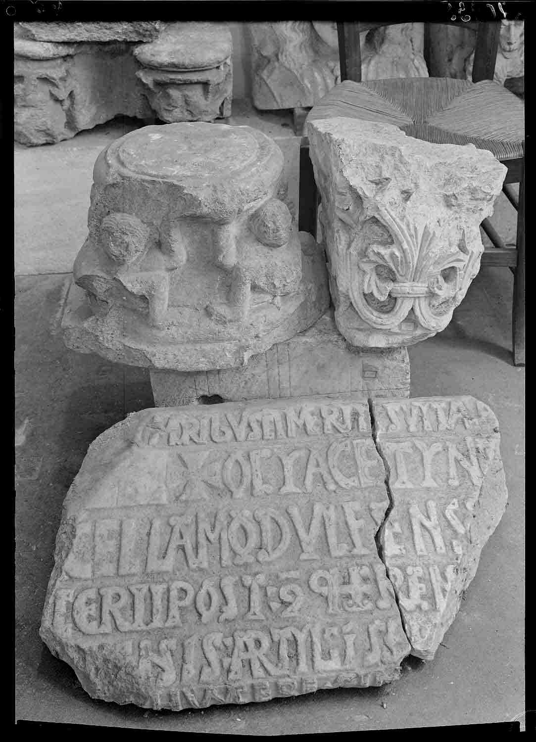 Vestiges de sculptures : pierre avec inscriptions