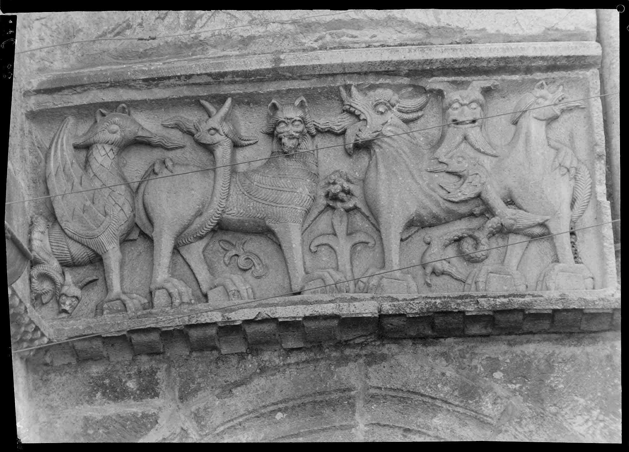 Abside, côté sud, bas-relief à gauche de la fenêtre : animaux fantastiques