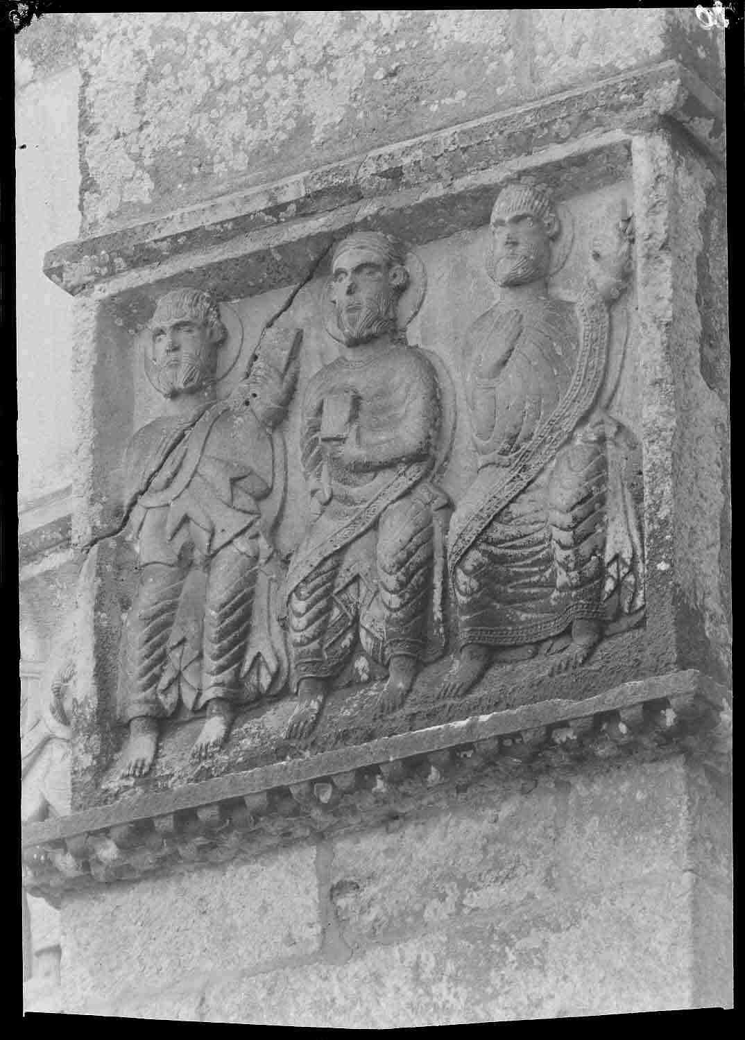 Abside, contrefort sud-est, relief à droite de la fenêtre