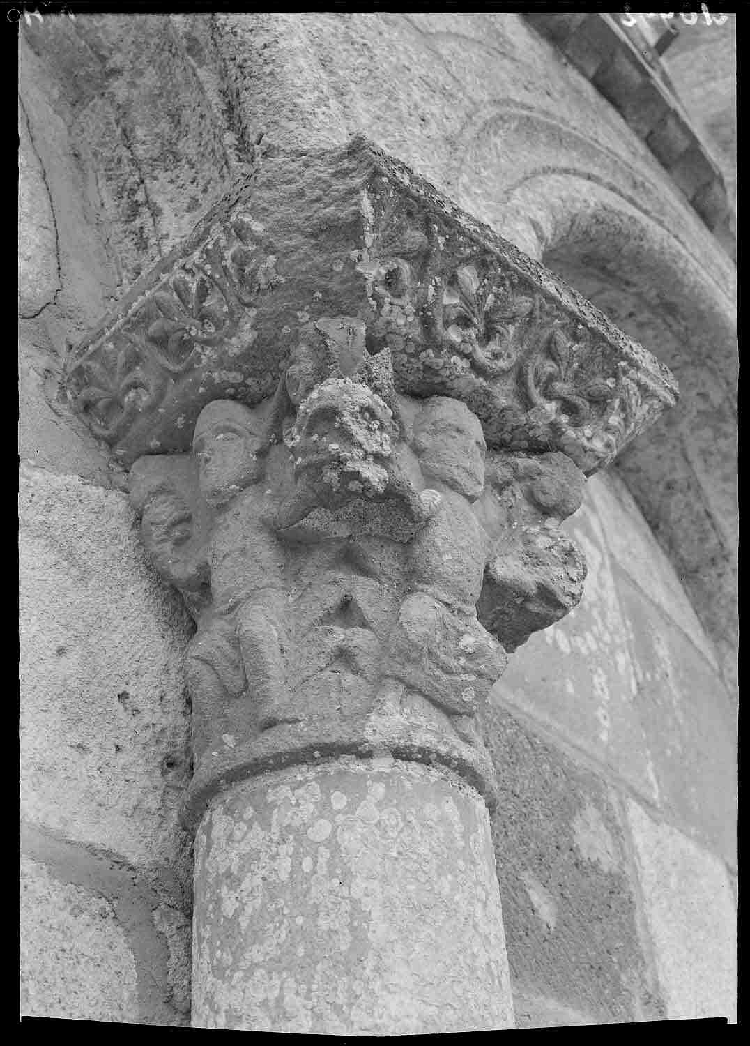 Intérieur abside, arcature côté sud : chapiteau de l'arc central