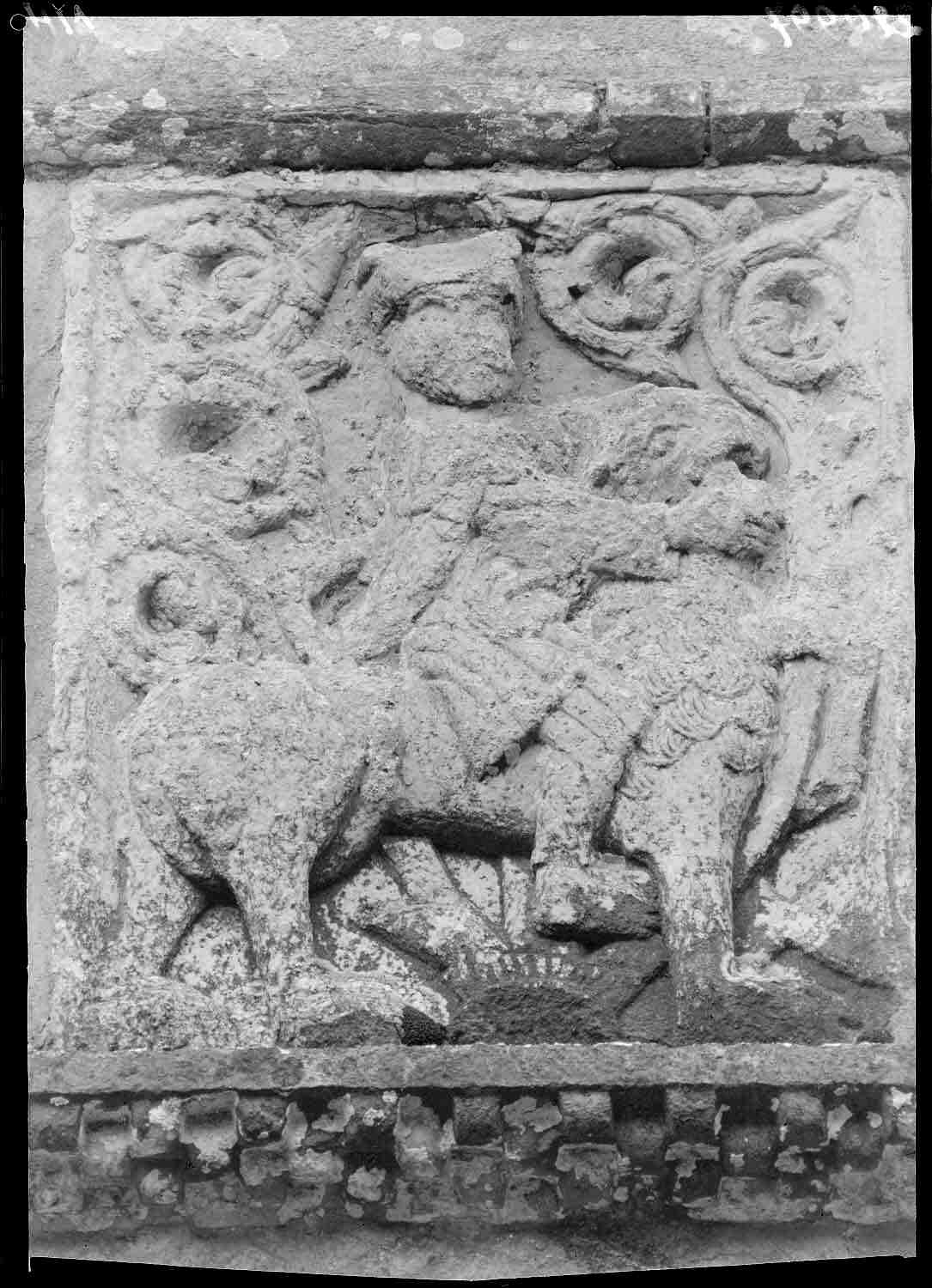 Extérieur abside, bas-relief du contrefort nord-est : Samson chevauche le lion auquel il décroche la machoire