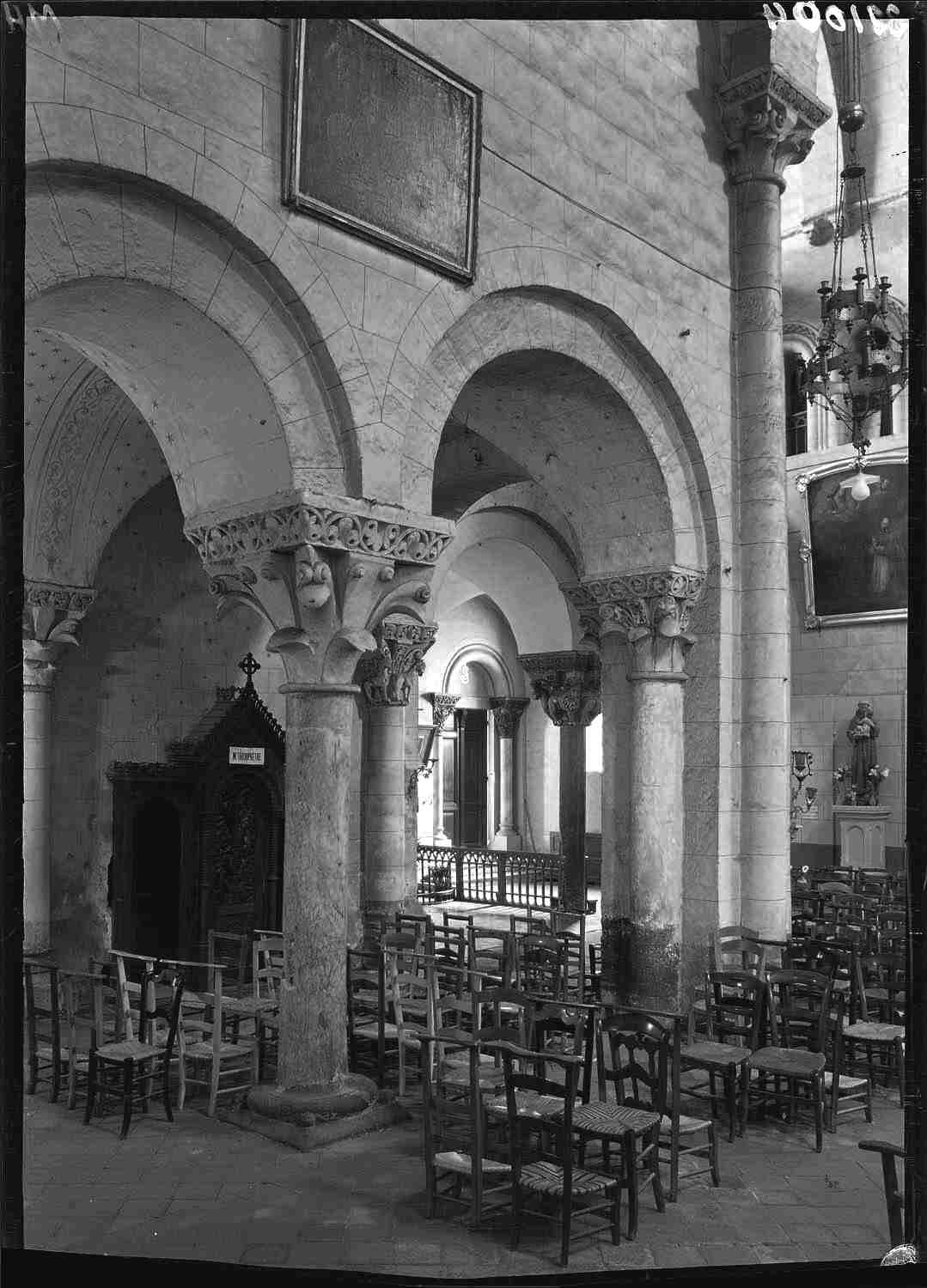 Intérieur, vue sur le croisillon sud : arcade géminée, absidiole sud