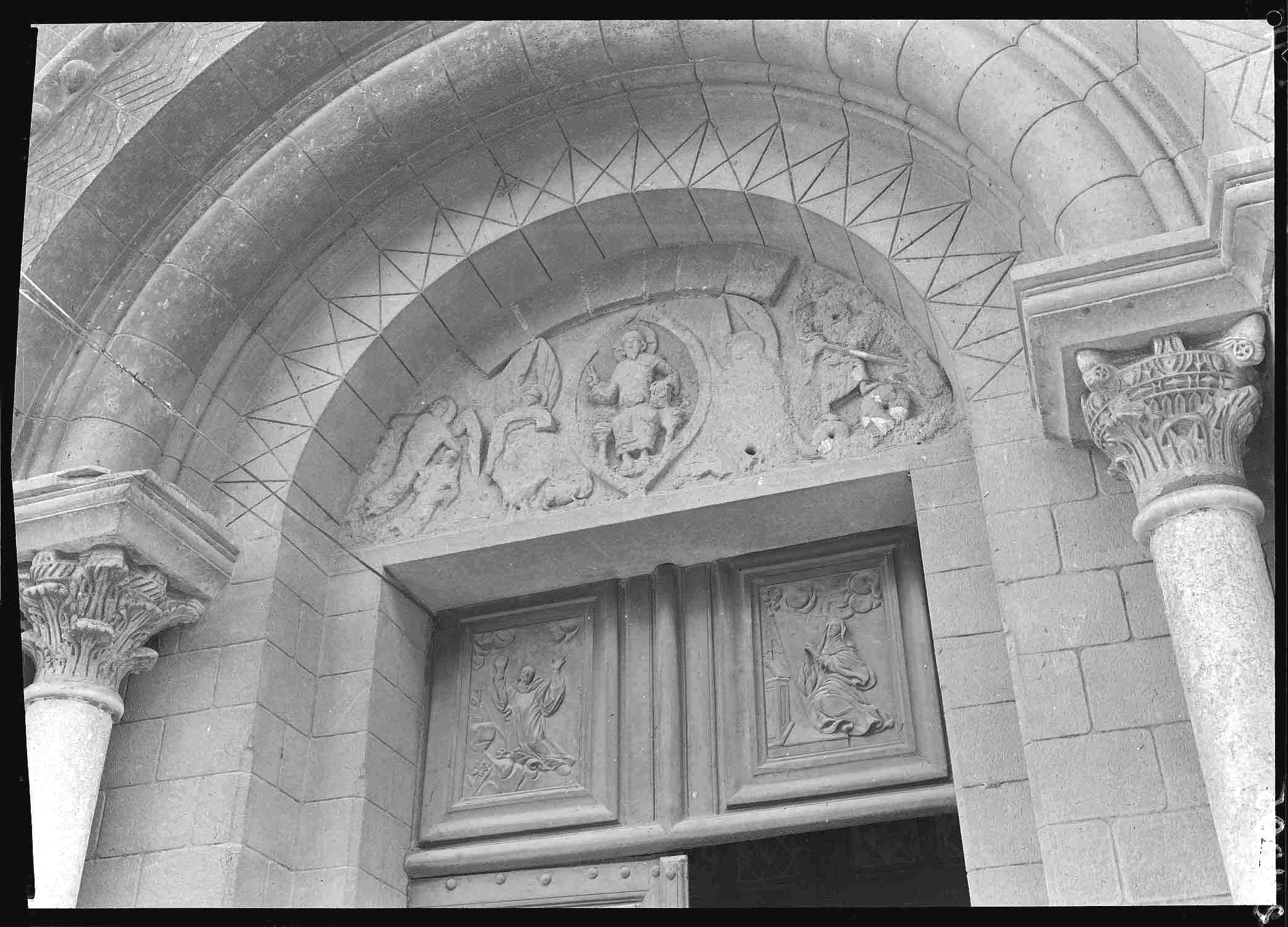 Extérieur, porte latérale à chapiteau mérovingien