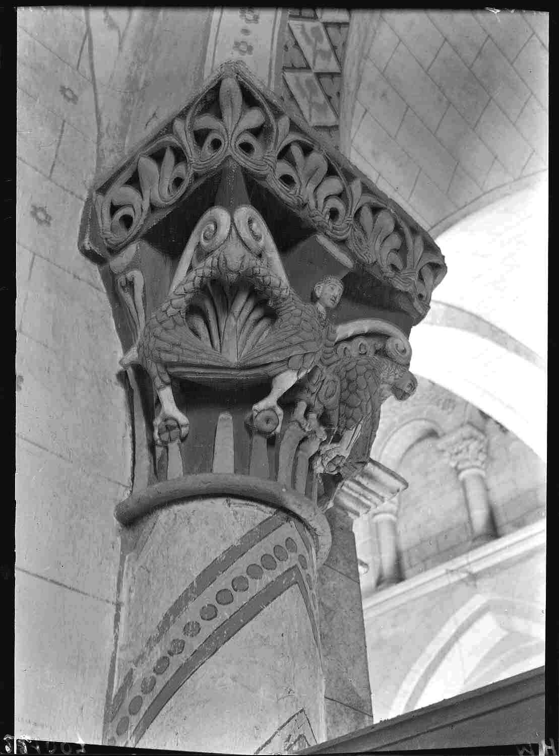 Intérieur, chapiteau engagé sculpté : personnage et aigles