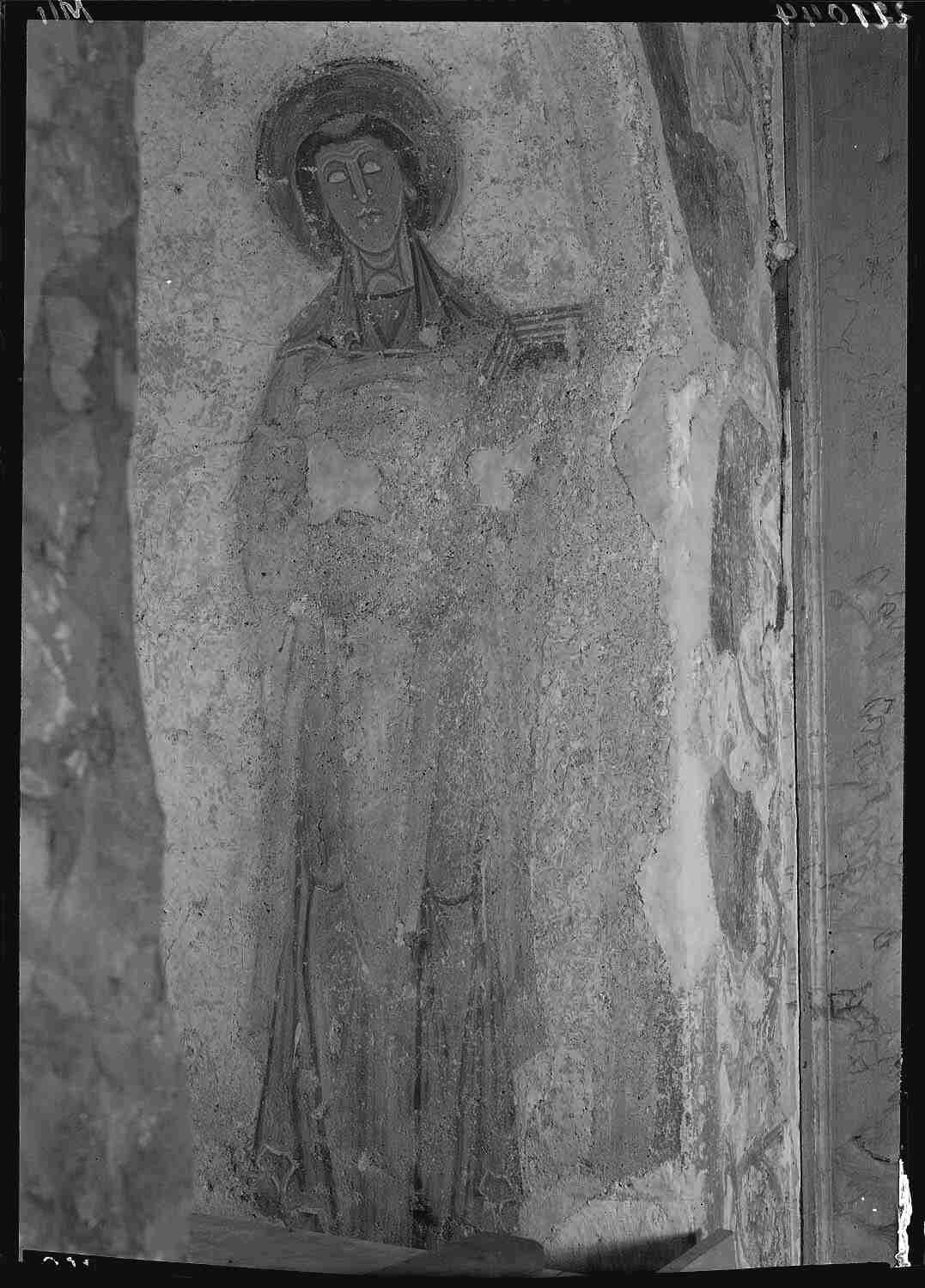 Intérieur chœur, ébrasement de la fenêtre nord : Palmette et saint