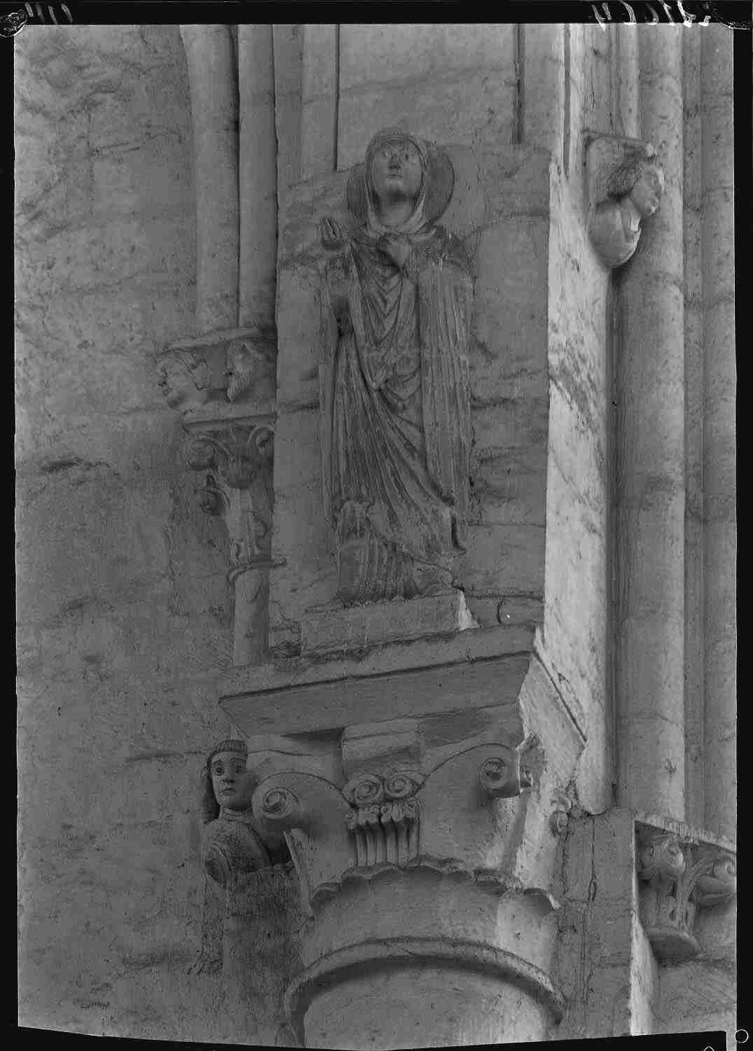 Pile sud-ouest de la croisée, retombée de l'arc du croisillon nord : statue de la Vierge