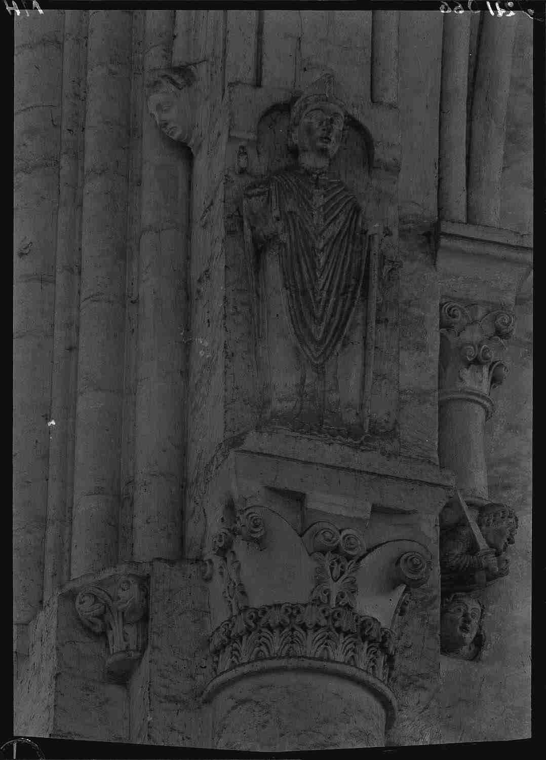 Pile sud-est de la croisée, retombée de l'arc du croisillon sud : statue d'évêque