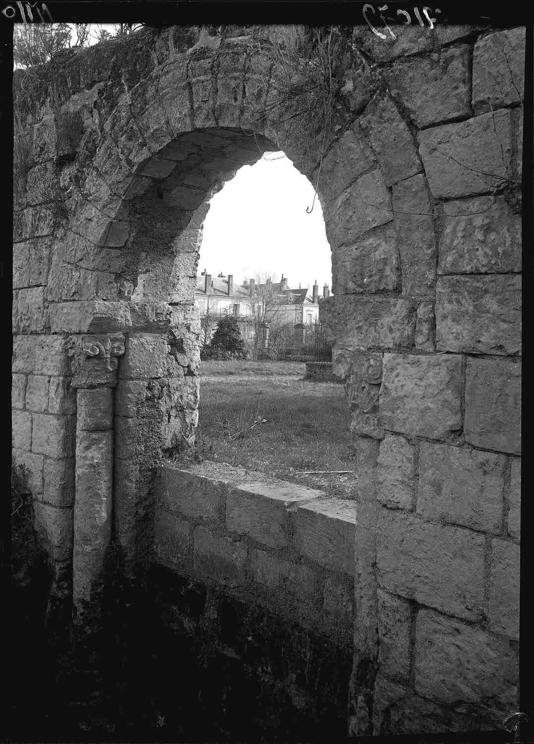 Portail ouest ancien, en partie muré