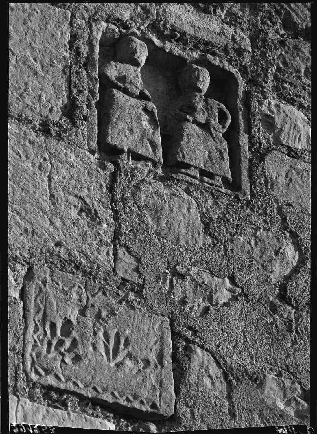 Extérieur, bas-relief encastré dans le mur extérieur : 2 petits personnages